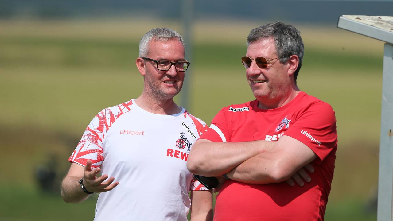 Alexander Wehrle spricht mit Werner Wolf im Trainingslager des 1. FC Köln.
