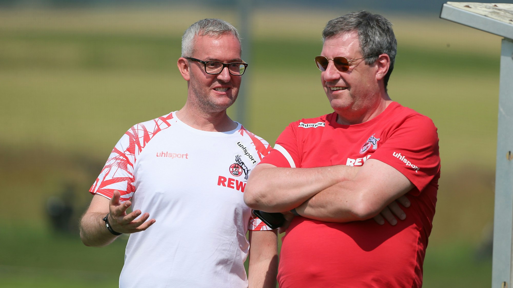 Alexander Wehrle spricht mit Werner Wolf im Trainingslager des 1. FC Köln.