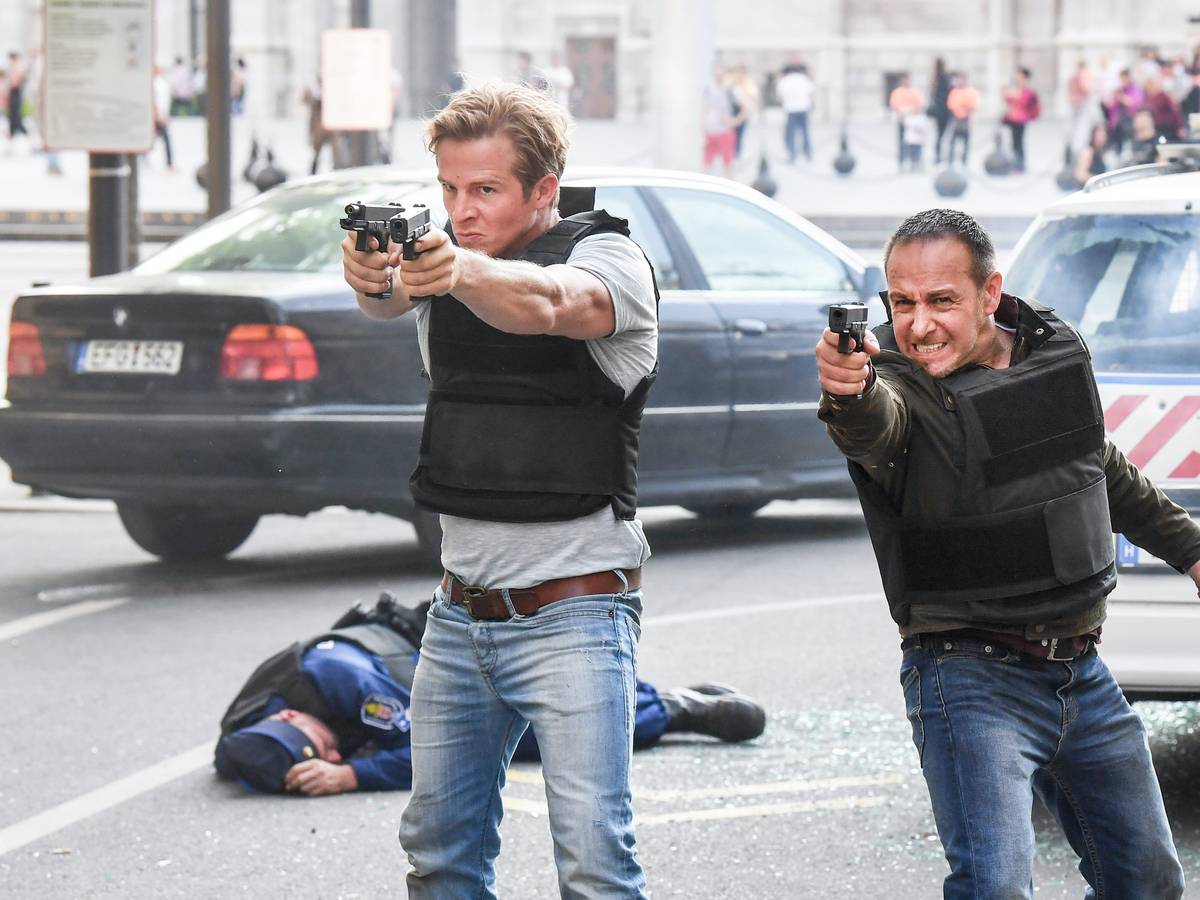 Erdogan Atalay und Daniel Roesner stehen mit gezückten Pistolen in den Händen bei einer Schießszene der RTL-Action-Serie ´Alarm für Cobra 11 - Die Autobahnpolizei” im Set.