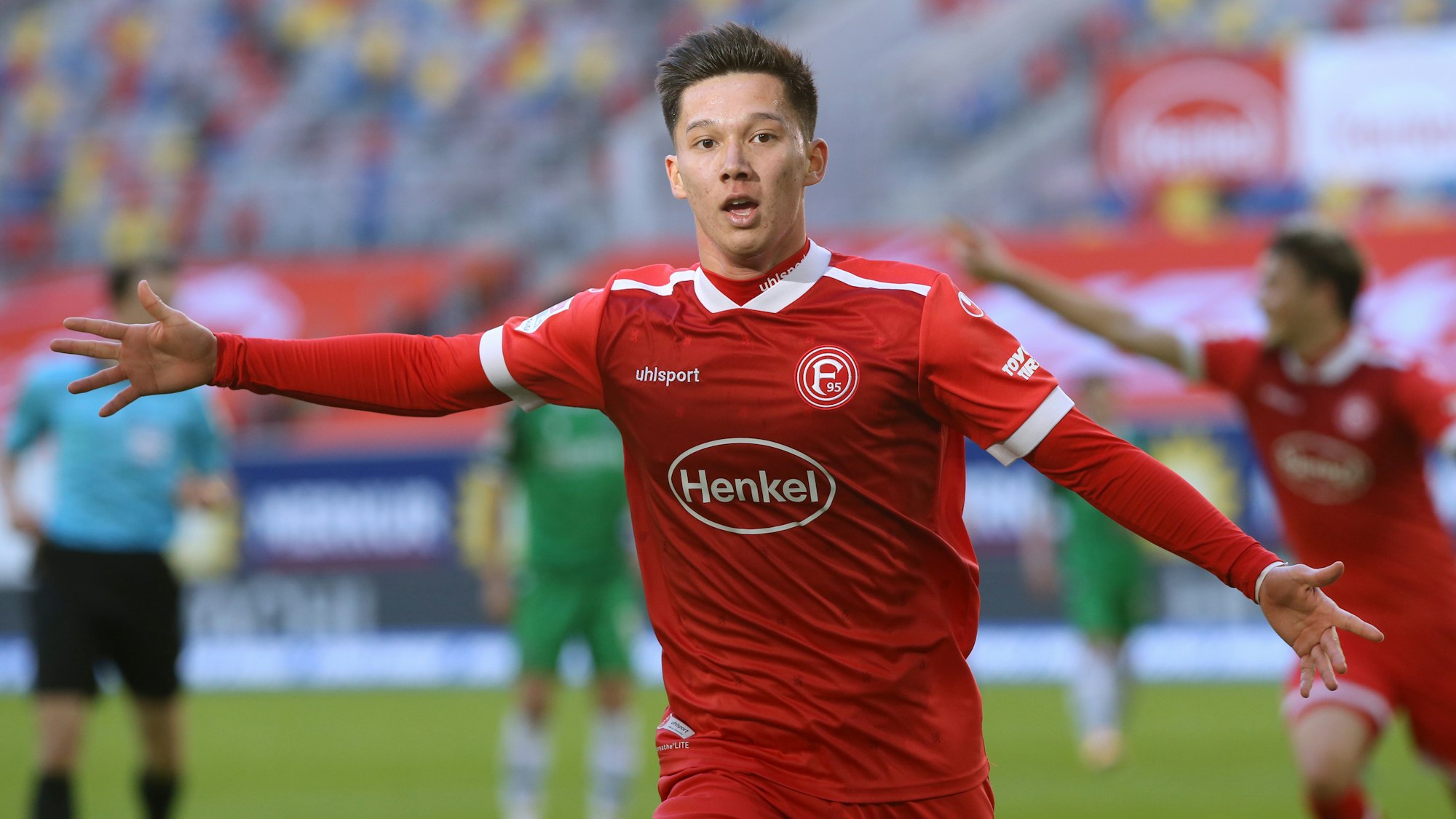 Shinta Appelkamp jubelt im Trikot von Fortuna Düsseldorf gegen Hannover 96.