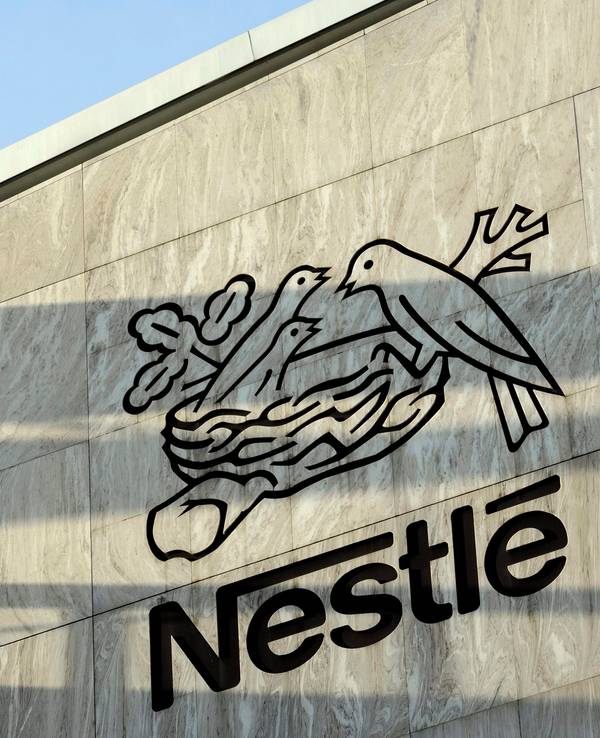 Das Logo des Nahrungsmittelkonzerns Nestlé am Hauptsitz des Unternehmens in Vevey (Schweiz) am 14.02.2013.