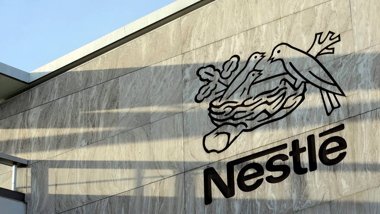 Das Logo des Nahrungsmittelkonzerns Nestlé am Hauptsitz des Unternehmens in Vevey (Schweiz) am 14.02.2013.