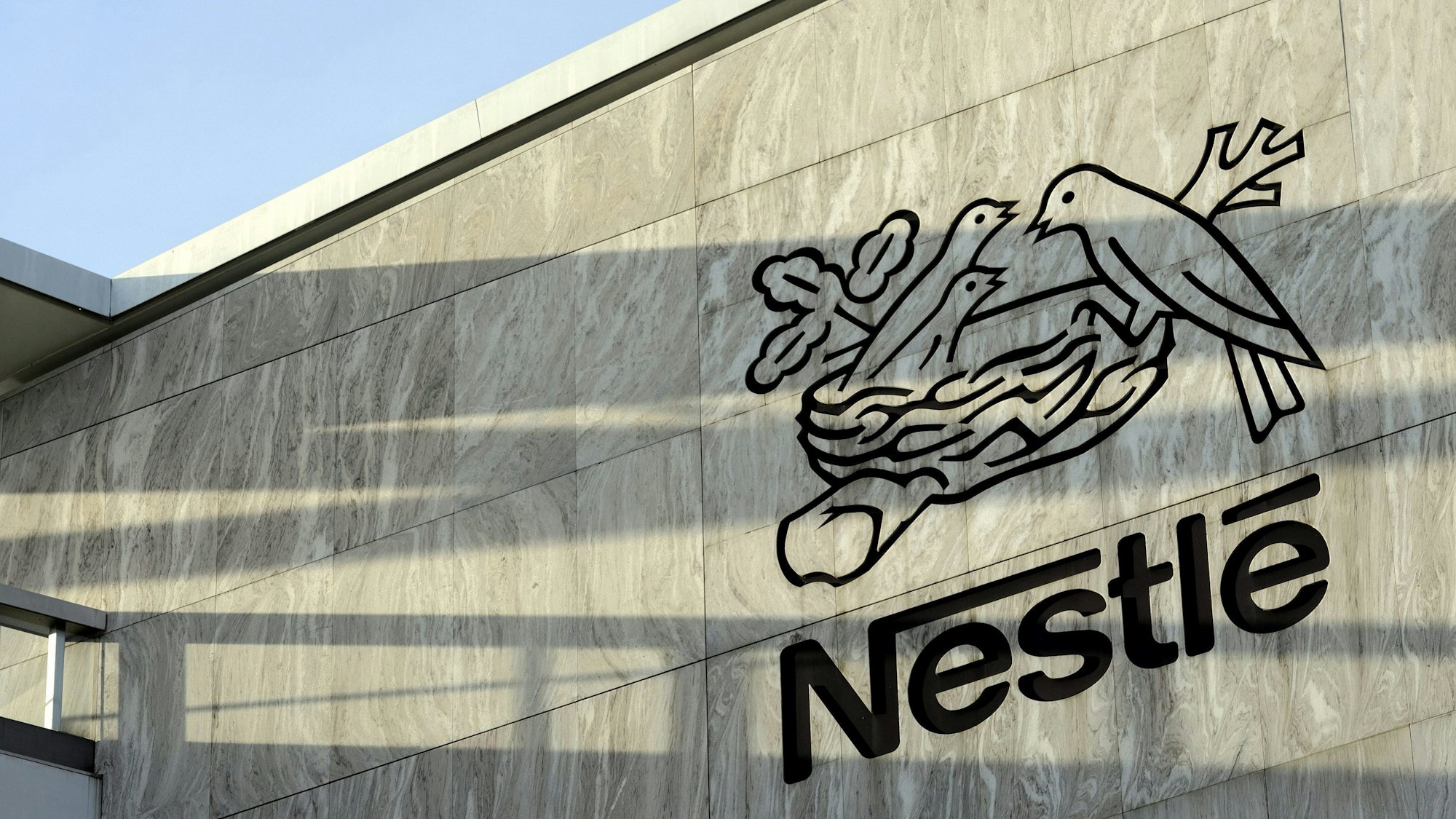 Das Logo des Nahrungsmittelkonzerns Nestlé am Hauptsitz des Unternehmens in Vevey (Schweiz) am 14.02.2013.