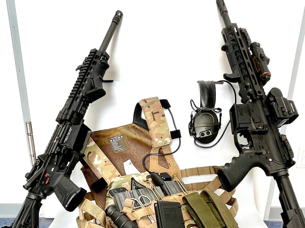 Mehrere Waffen, darunter zwei Sturmgewehre, liegen auf einem Haufen.