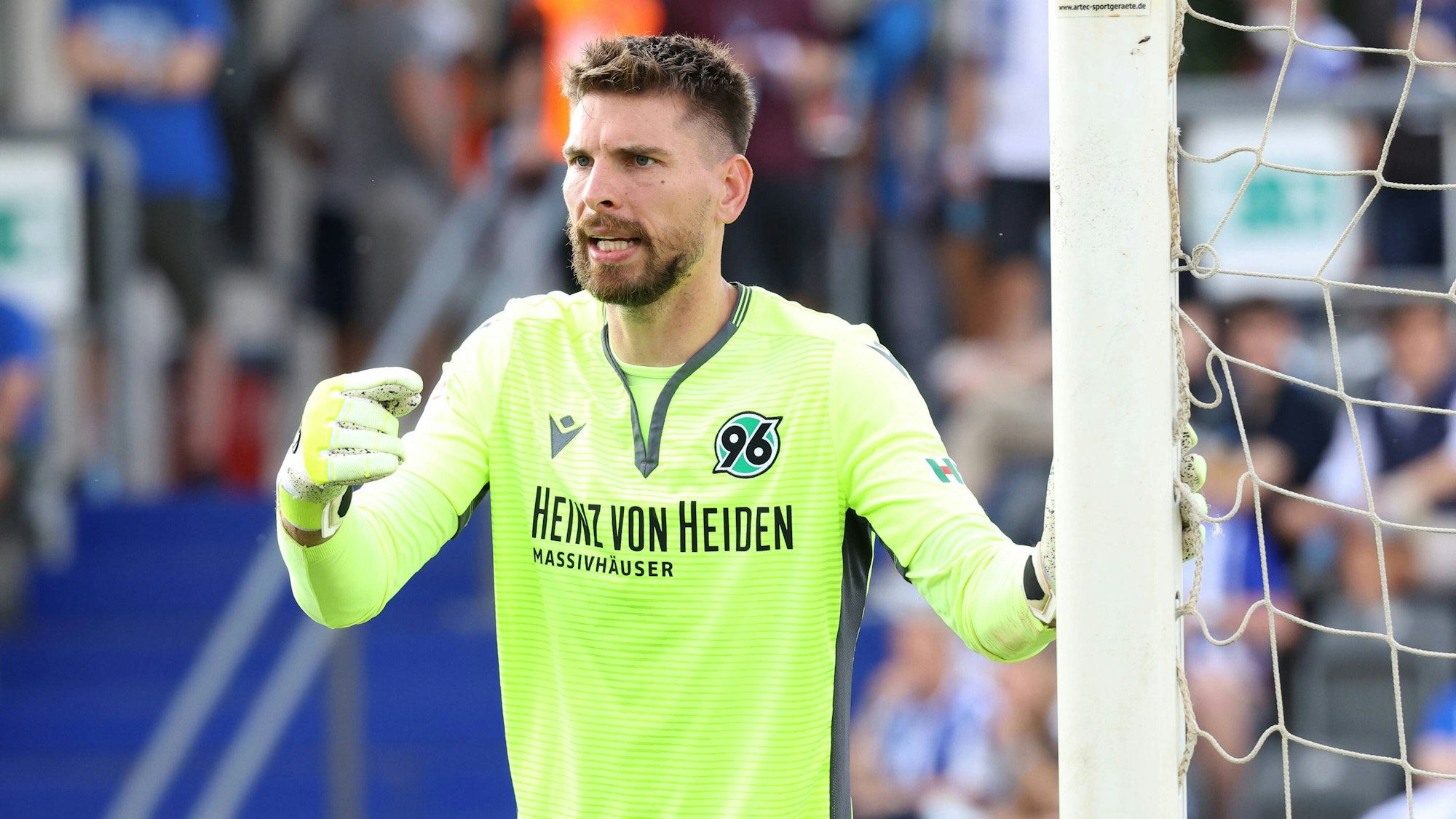Ron-Robert Zieler gibt im Testspiel von Hannover 96 gegen Hertha BSC Anweisungen.