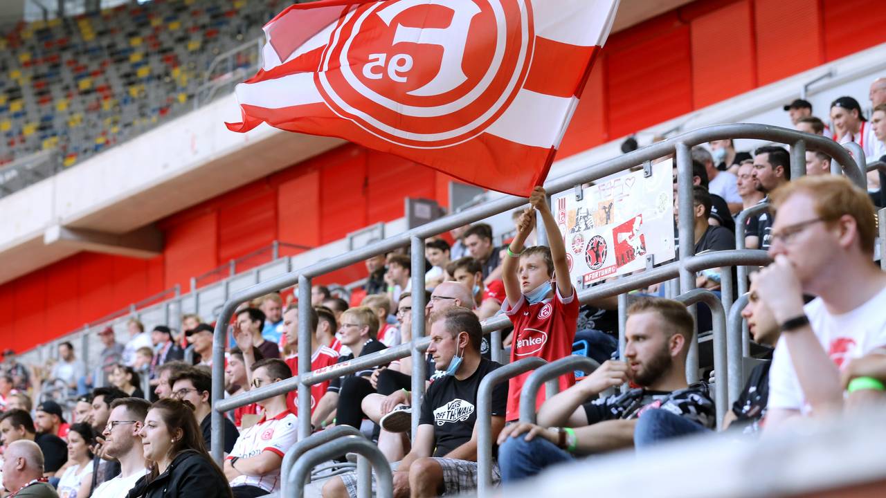 Fans bei einem Testspiel in der Düsseldorfer Arena.