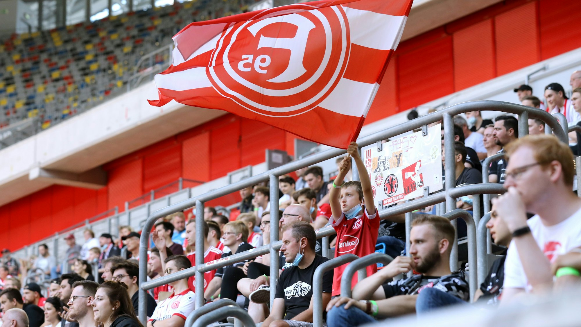 Fans bei einem Testspiel in der Düsseldorfer Arena.