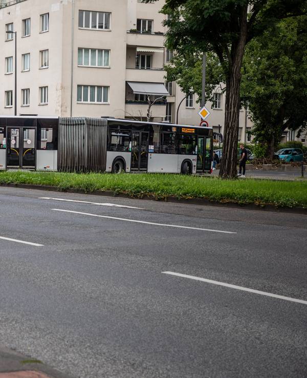 Ein Bus der Kölner Verkehrsbetriebe (KVB) blockiert die Universitätsstraße in Fahrtrichtung Nord kurz vor der Zülpicher Straße.