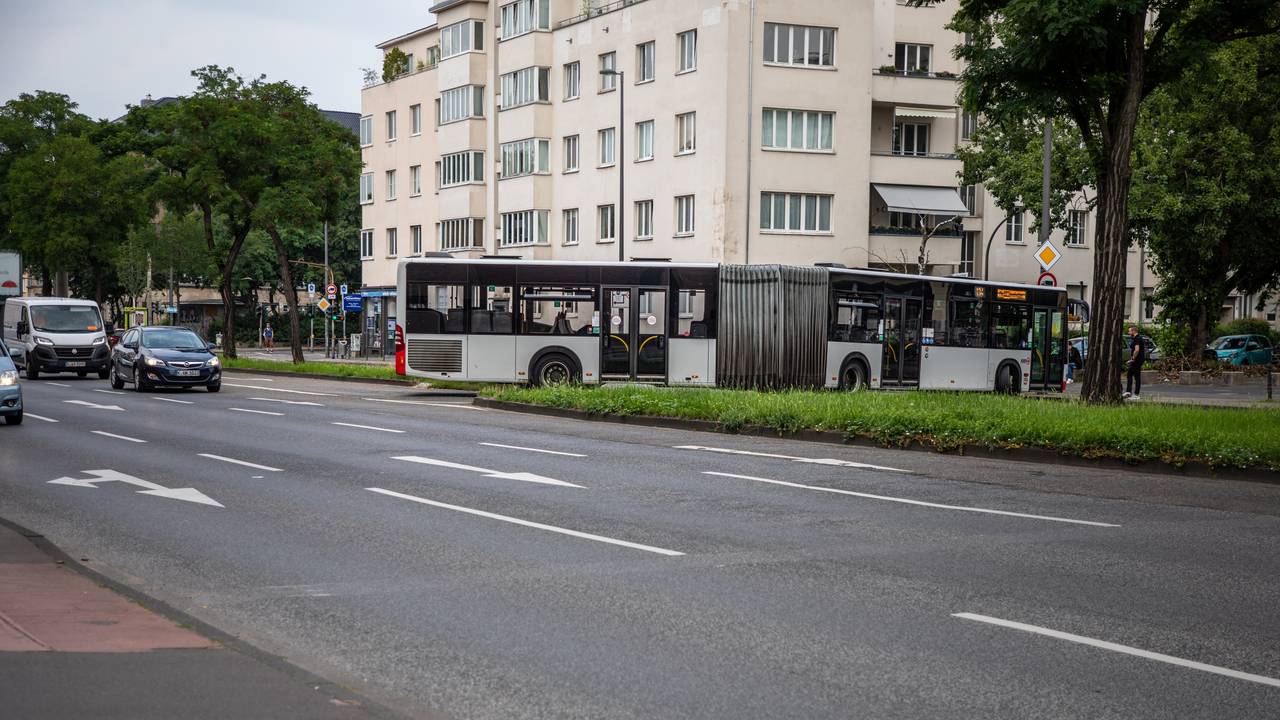 Ein Bus der Kölner Verkehrsbetriebe (KVB) blockiert die Universitätsstraße in Fahrtrichtung Nord kurz vor der Zülpicher Straße.