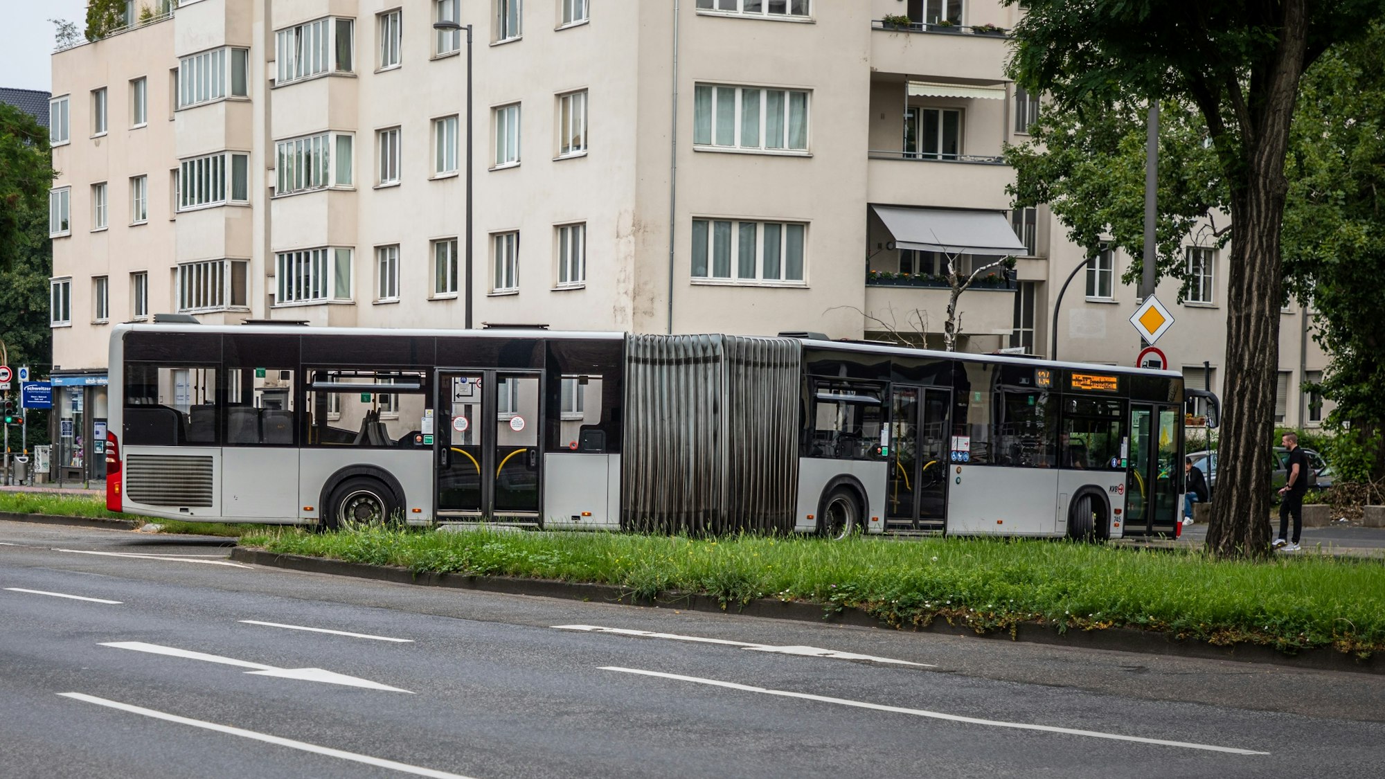 Ein Bus der Kölner Verkehrsbetriebe (KVB) blockiert die Universitätsstraße in Fahrtrichtung Nord kurz vor der Zülpicher Straße.