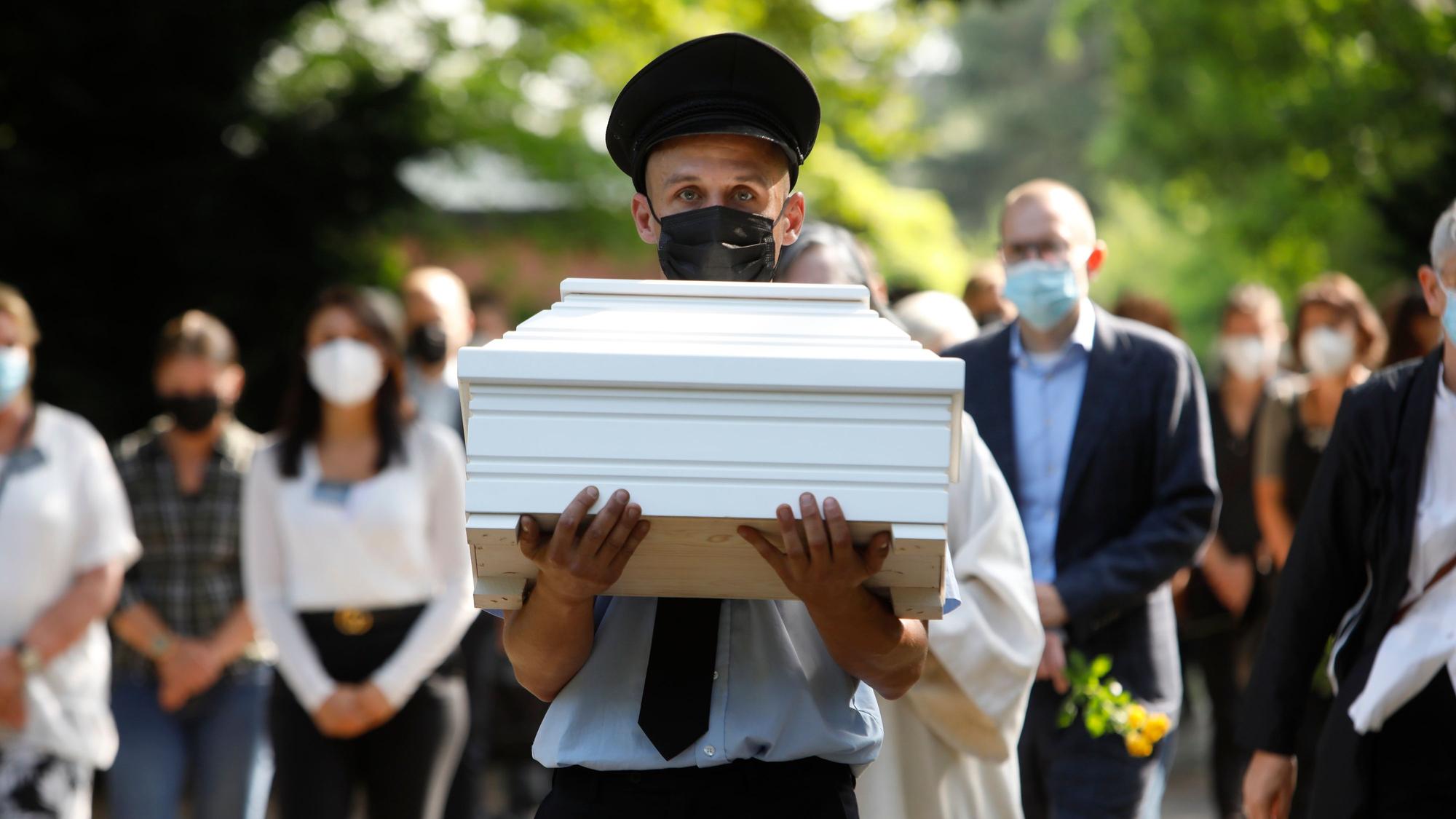 Das tote Baby, dass vor zehn Tagen in der Babyklappe in Bilderstöckchen abgelegt worde, ist heute im Nordfriedhof beerdigt worden. Es trägt den Namen Elias.