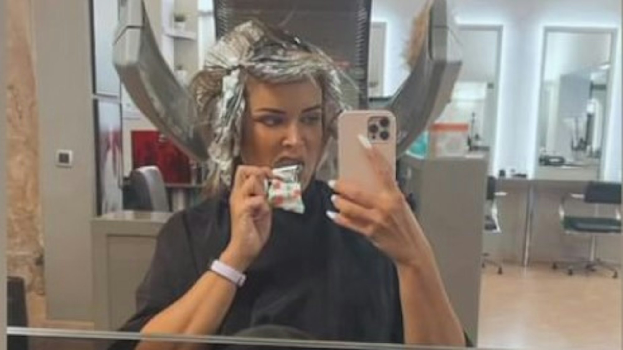 Daniela Katzenberger hat in ihrer Instagram-Story am 21. Juli Bilder gepostet, die sie beim Friseurbesuch zeigen.