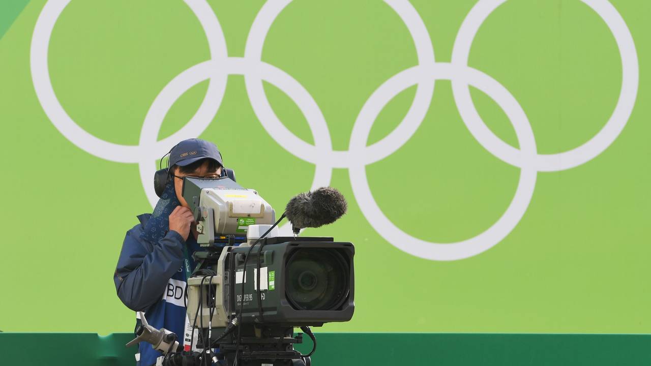 Ein Kameramann filmt bei Olympia 2016 das Achtelfinale im Bogenschießen.