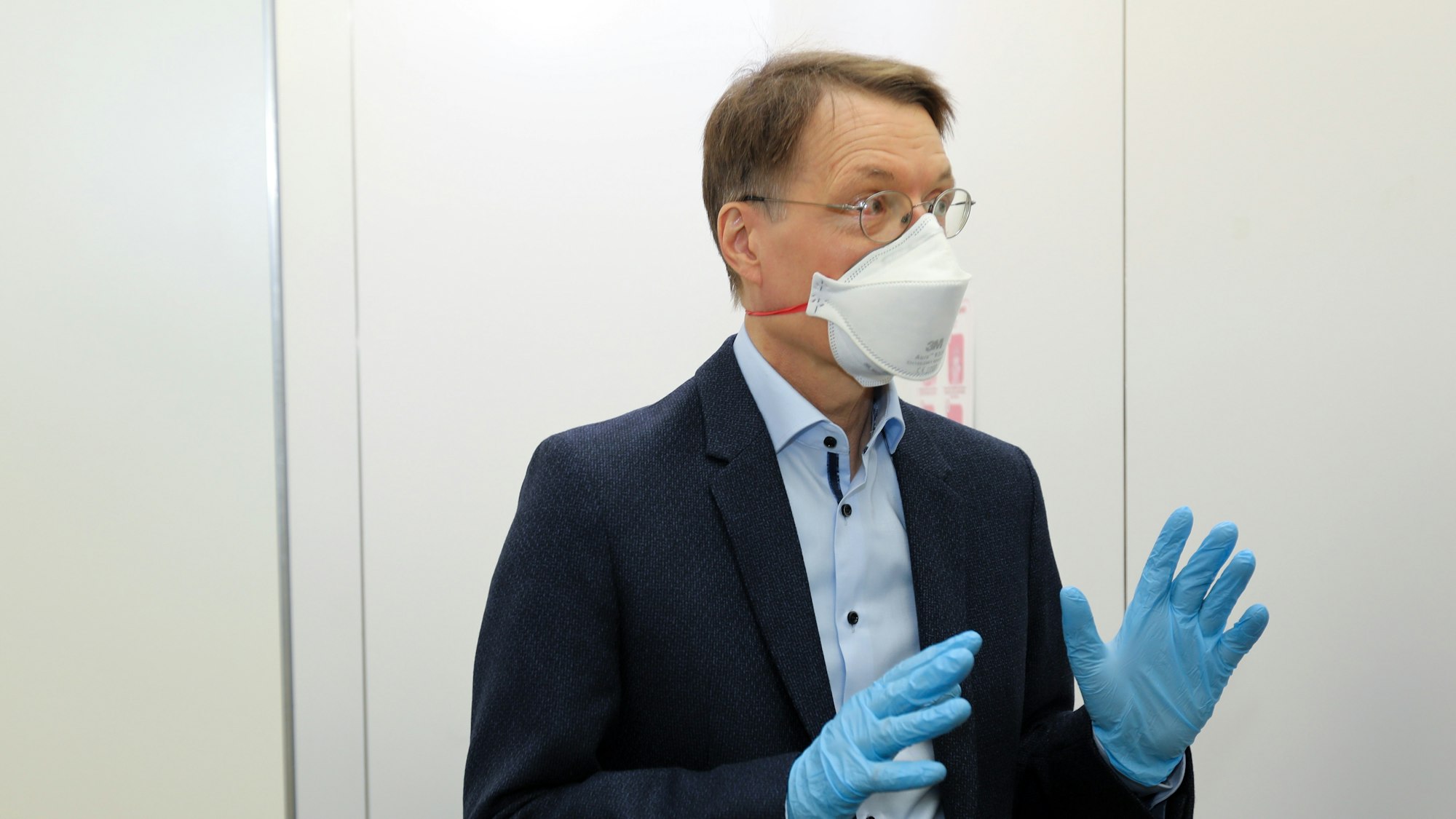 Karl Lauterbach am 14. Juni 2021 im Studio-Dumont-Testzentrum in Köln.