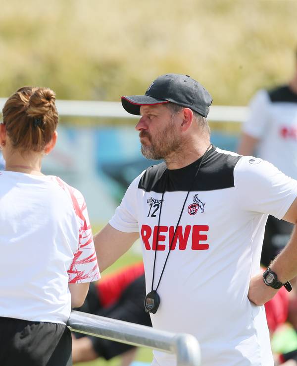 Alexander Wehrle spricht mit Steffen Baumgart und Lil Zercher.