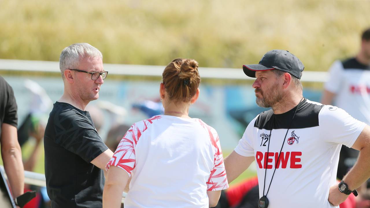Alexander Wehrle spricht mit Steffen Baumgart und Lil Zercher.