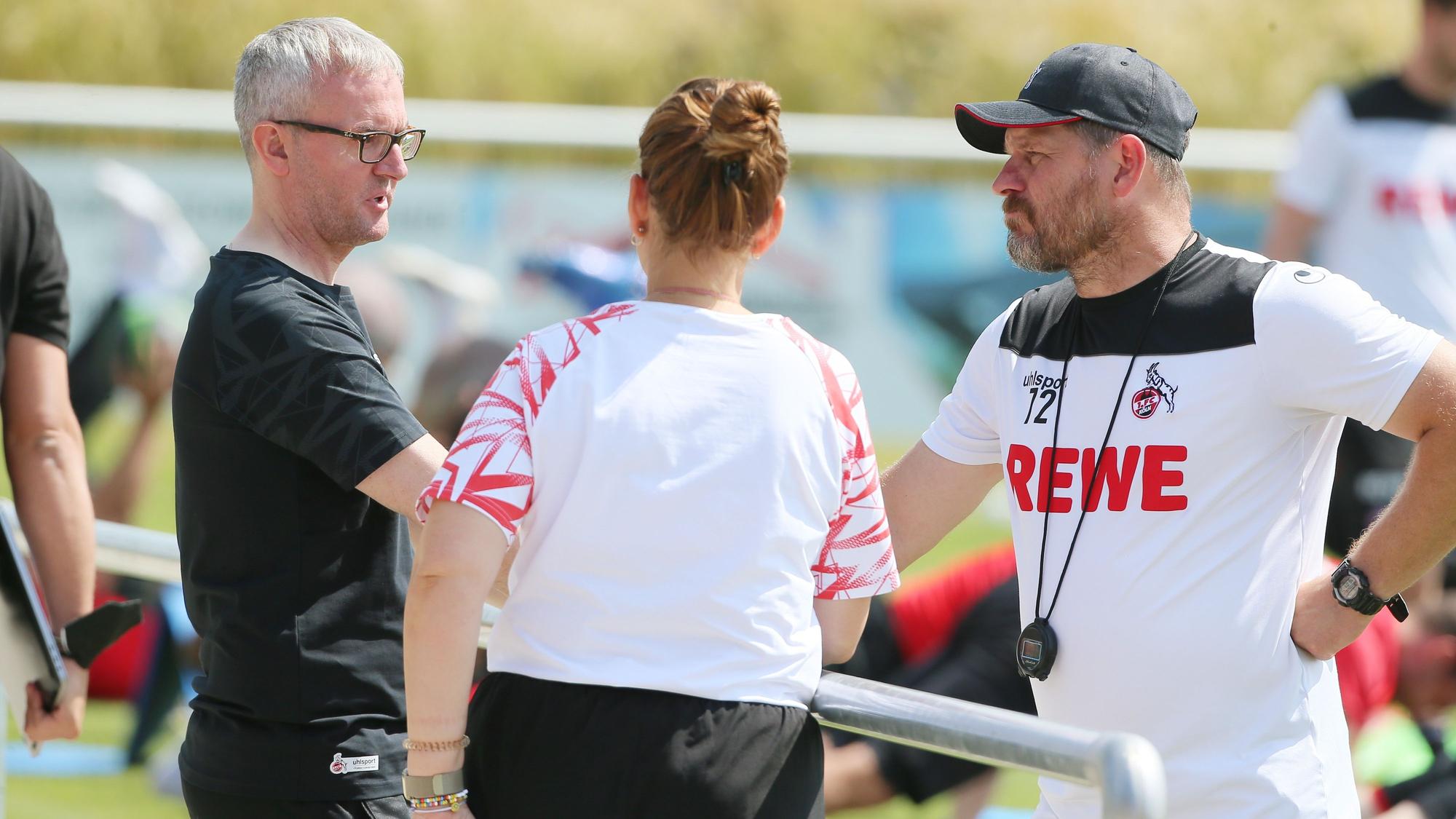 Alexander Wehrle spricht mit Steffen Baumgart und Lil Zercher.