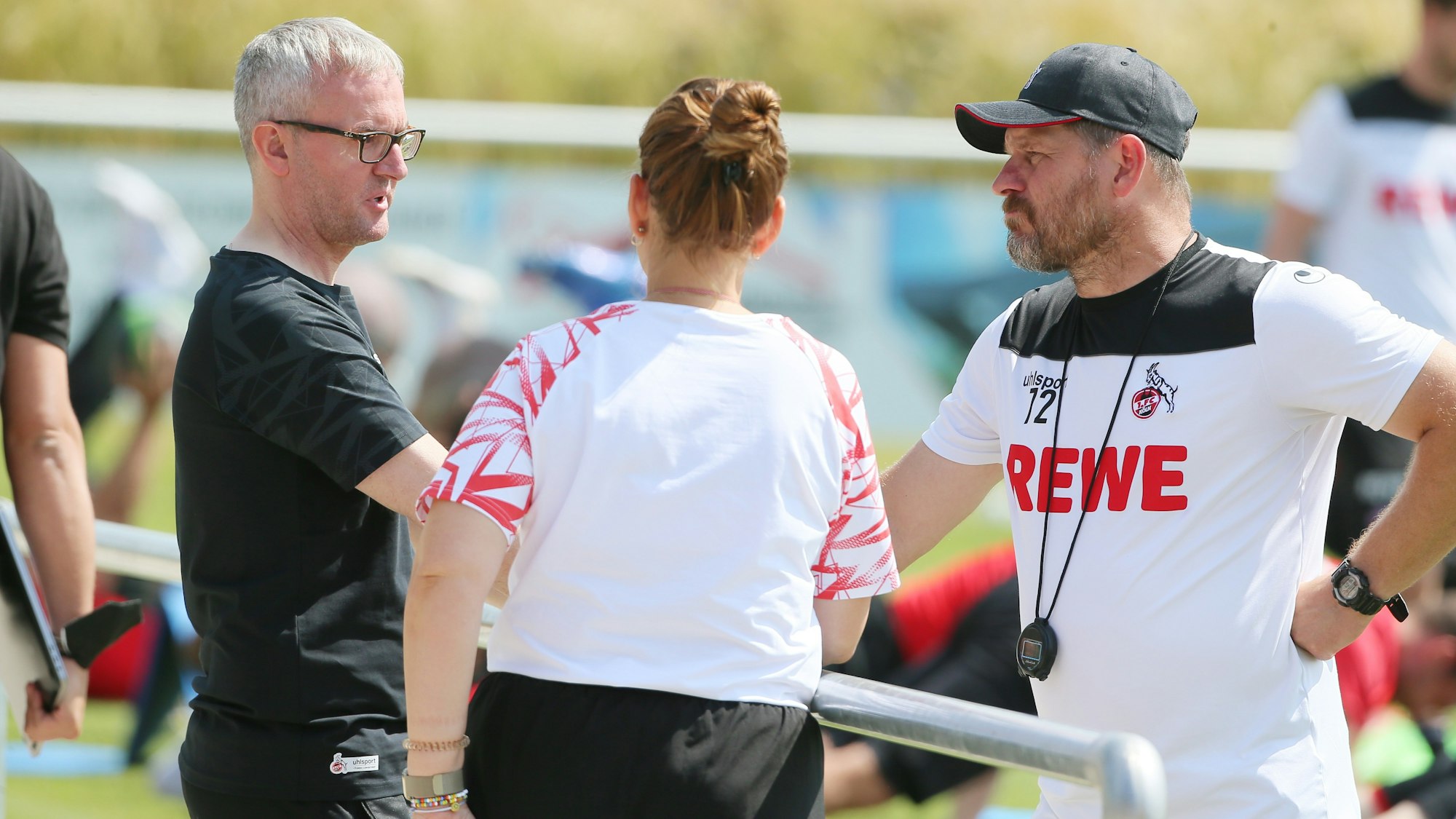 Alexander Wehrle spricht mit Steffen Baumgart und Lil Zercher.