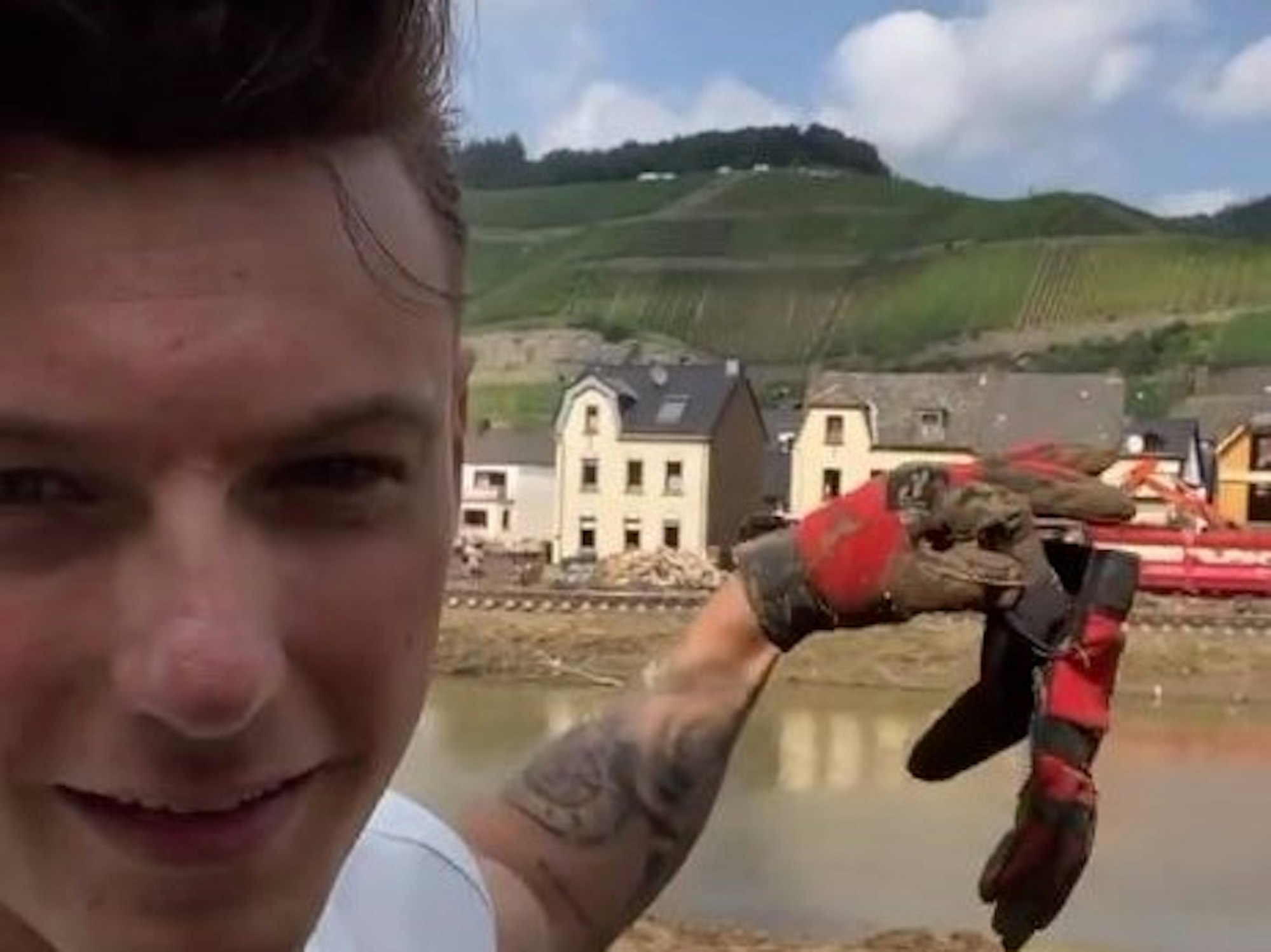 Der Kölner Influencer Jan, bekannt als jax.vita, half Flutopfern in Dernau in Rheinland-Pfalz.