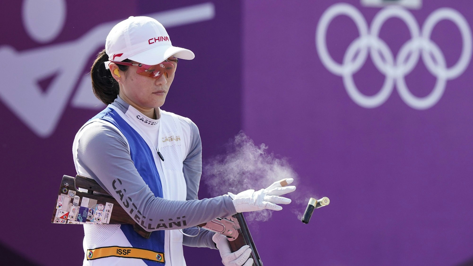 Meng Wei aus China entfernt zwei Patronen nach ihrem Olympia-Einsatz im Schießen.