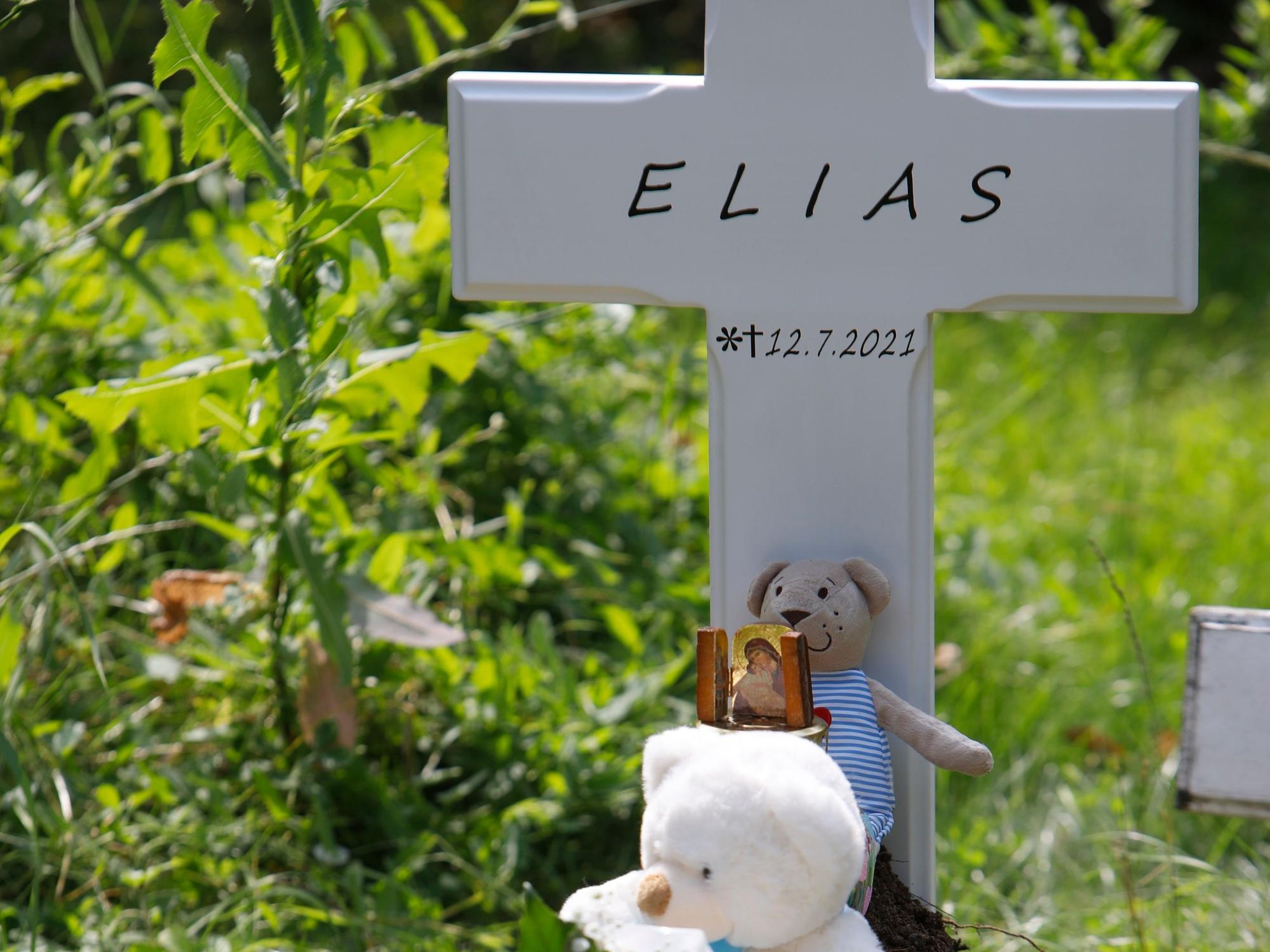 Grab von kleinem Kind Elias mit Plüschtieren.