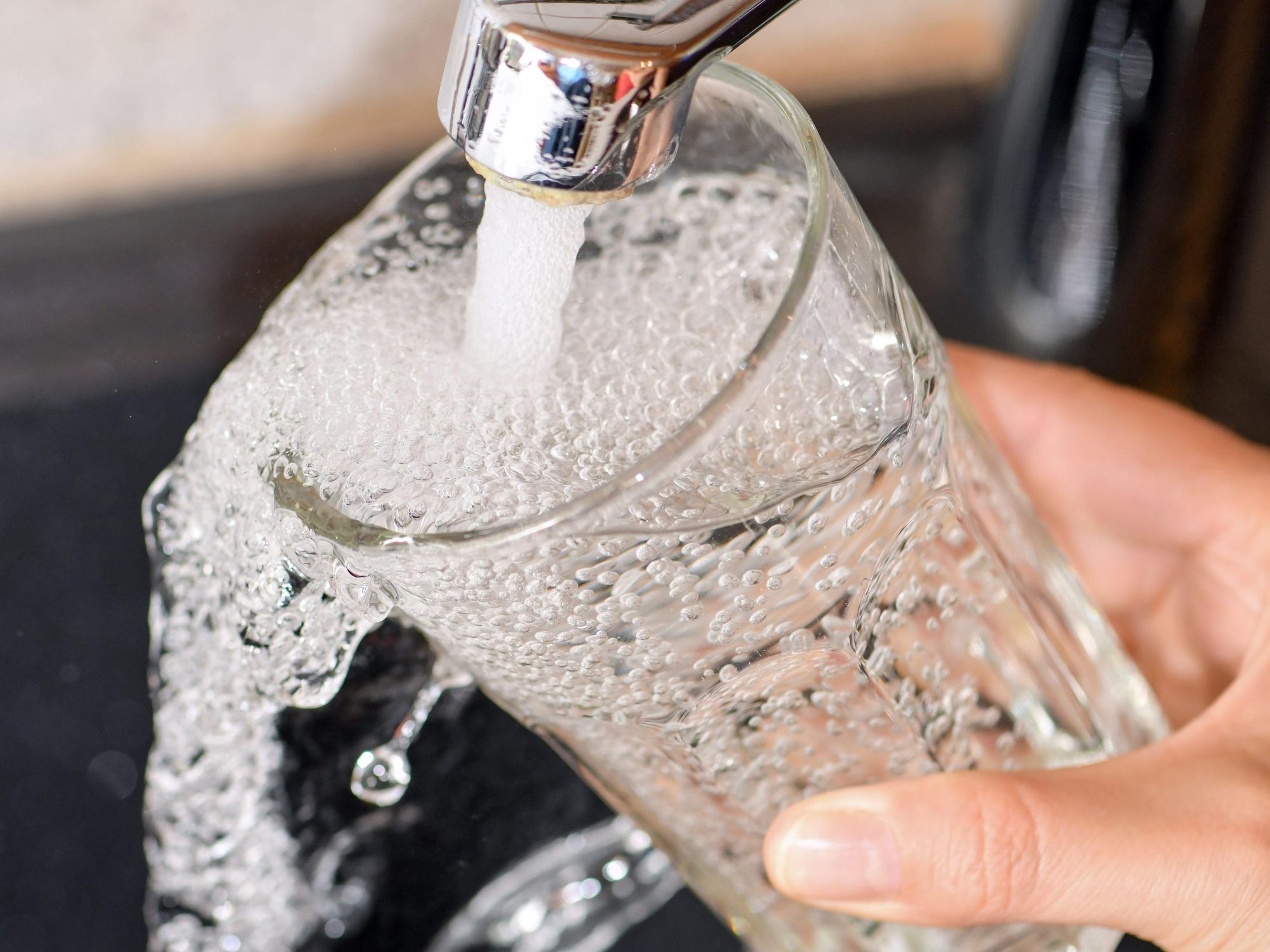 Bewohner müssen beim Trinkwasser (hier ein Symbolfoto von 2019) besondere Regeln beachten.