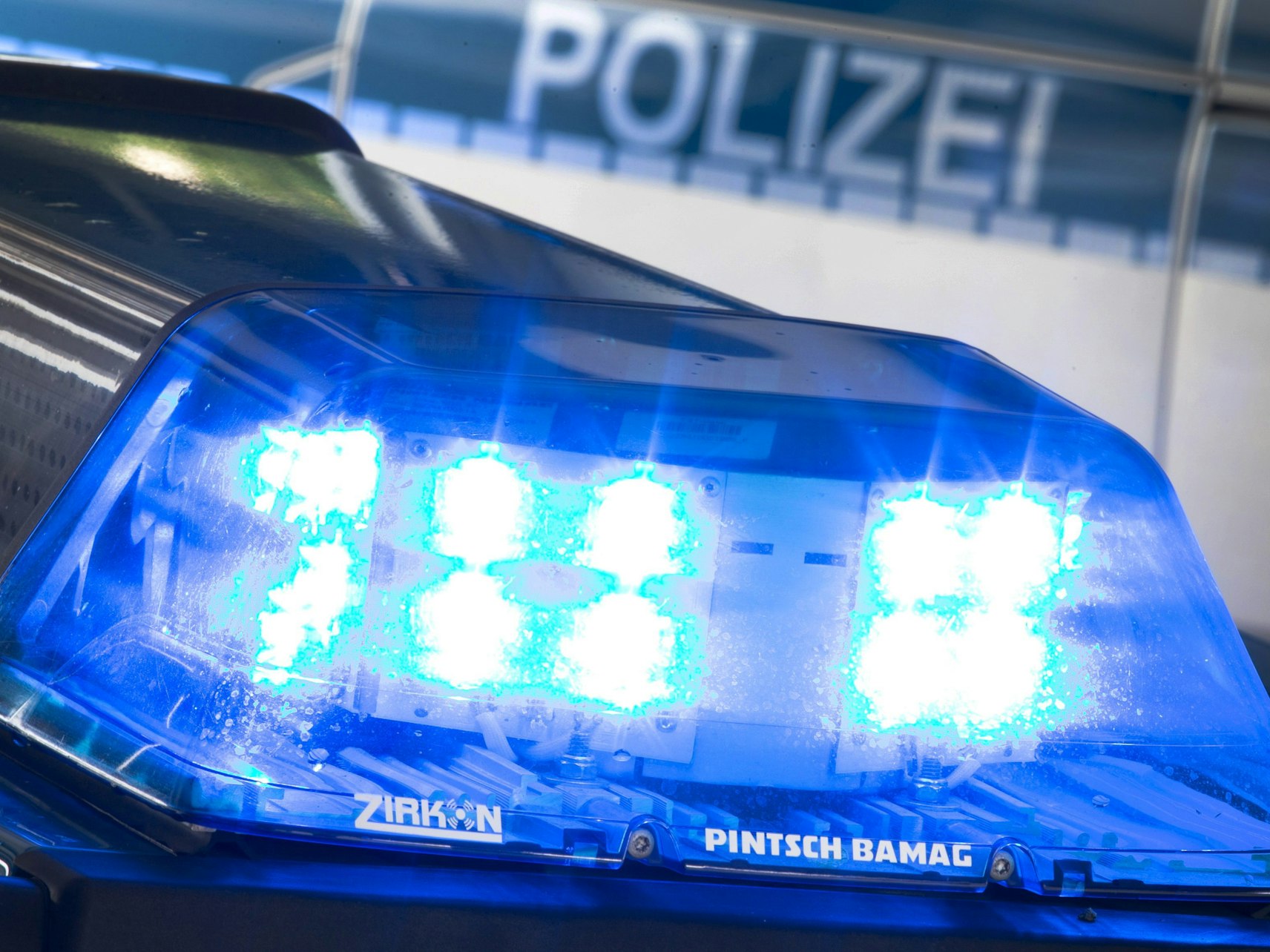 Niedersachsen, Osnabrück: Ein Blaulicht auf dem Dach eines Polizeiwagens.