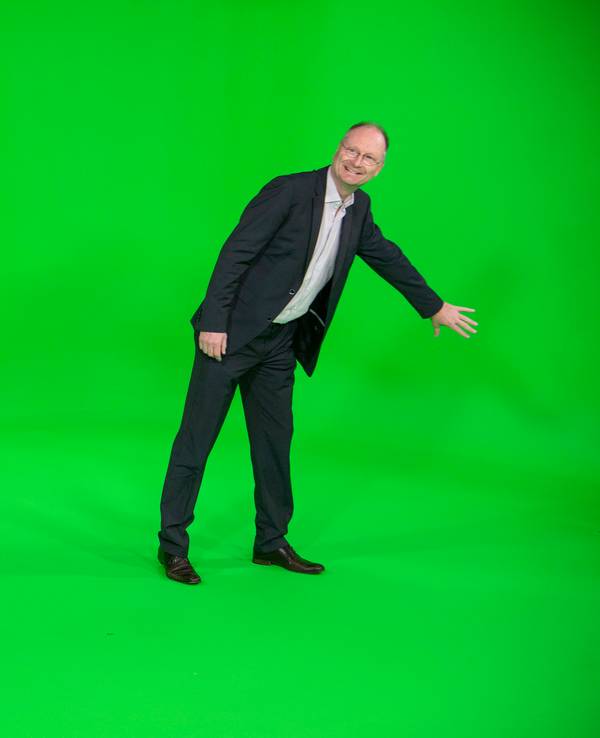 Sven Plöger, Wetter-Moderator der ARD, steht im TV-Studio des neuen ARD-Wetterkompetenzzentrum beim Hessischen Rundfunk.