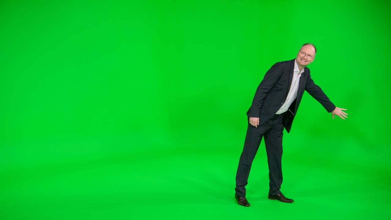 Sven Plöger, Wetter-Moderator der ARD, steht im TV-Studio des neuen ARD-Wetterkompetenzzentrum beim Hessischen Rundfunk.