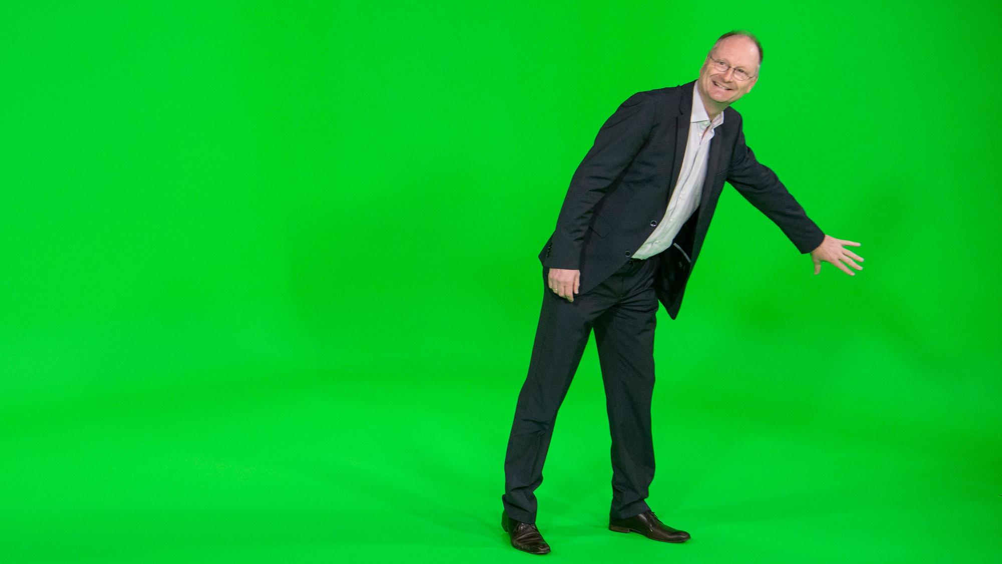 Sven Plöger, Wetter-Moderator der ARD, steht im TV-Studio des neuen ARD-Wetterkompetenzzentrum beim Hessischen Rundfunk.