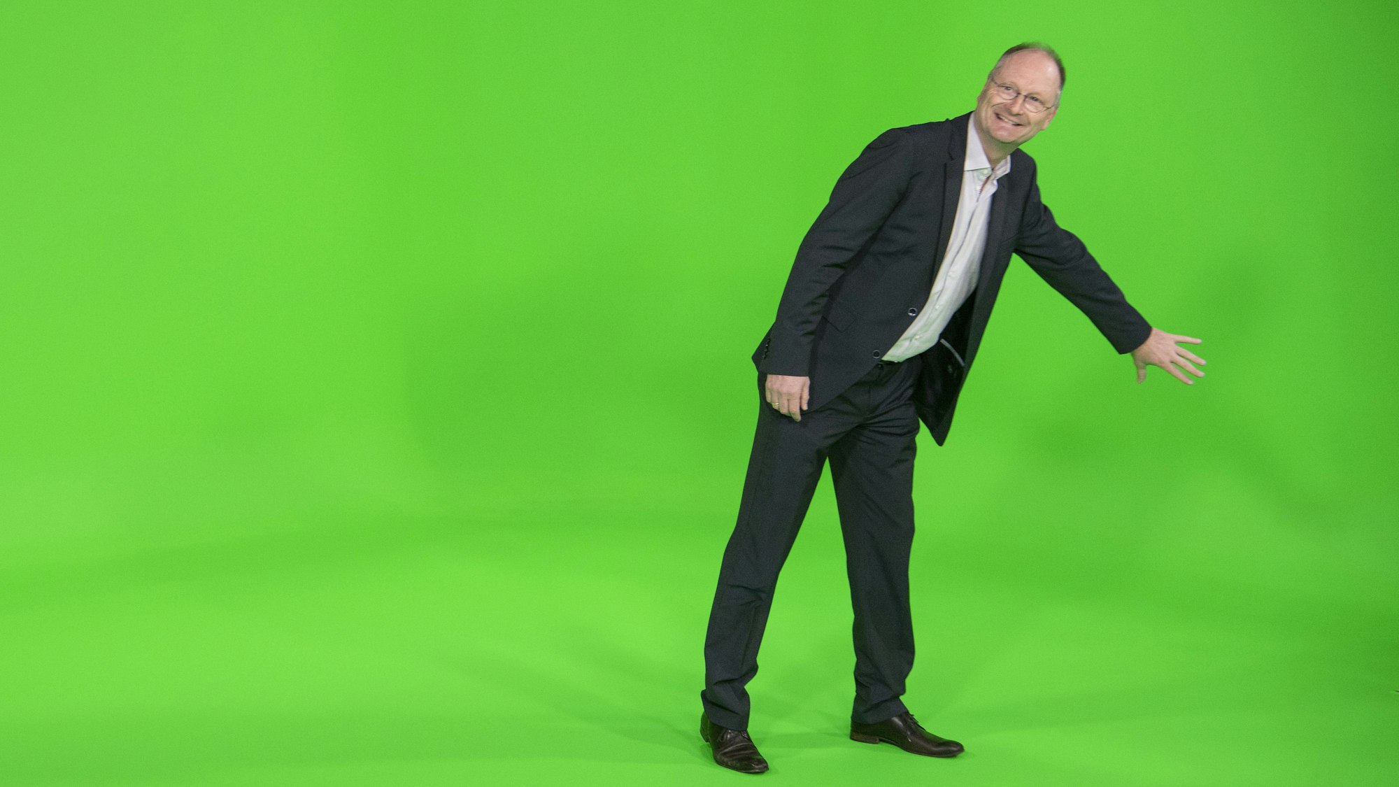 Sven Plöger, Wetter-Moderator der ARD, steht im TV-Studio des neuen ARD-Wetterkompetenzzentrum beim Hessischen Rundfunk.