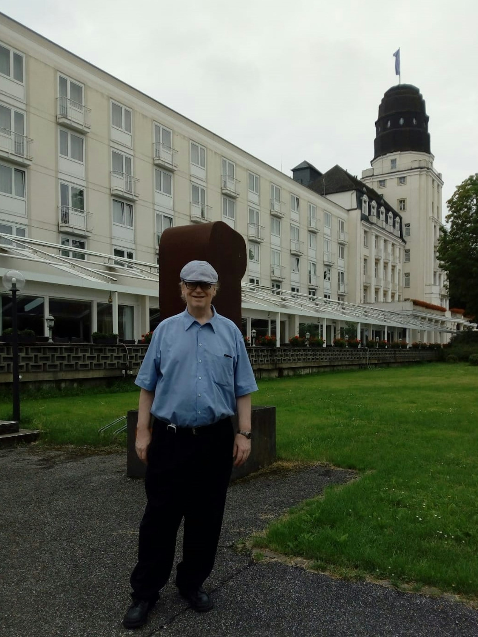 Der Kölner Günter Werker steht vor dem Steigenberger Hotel in Bad Neuenahr.