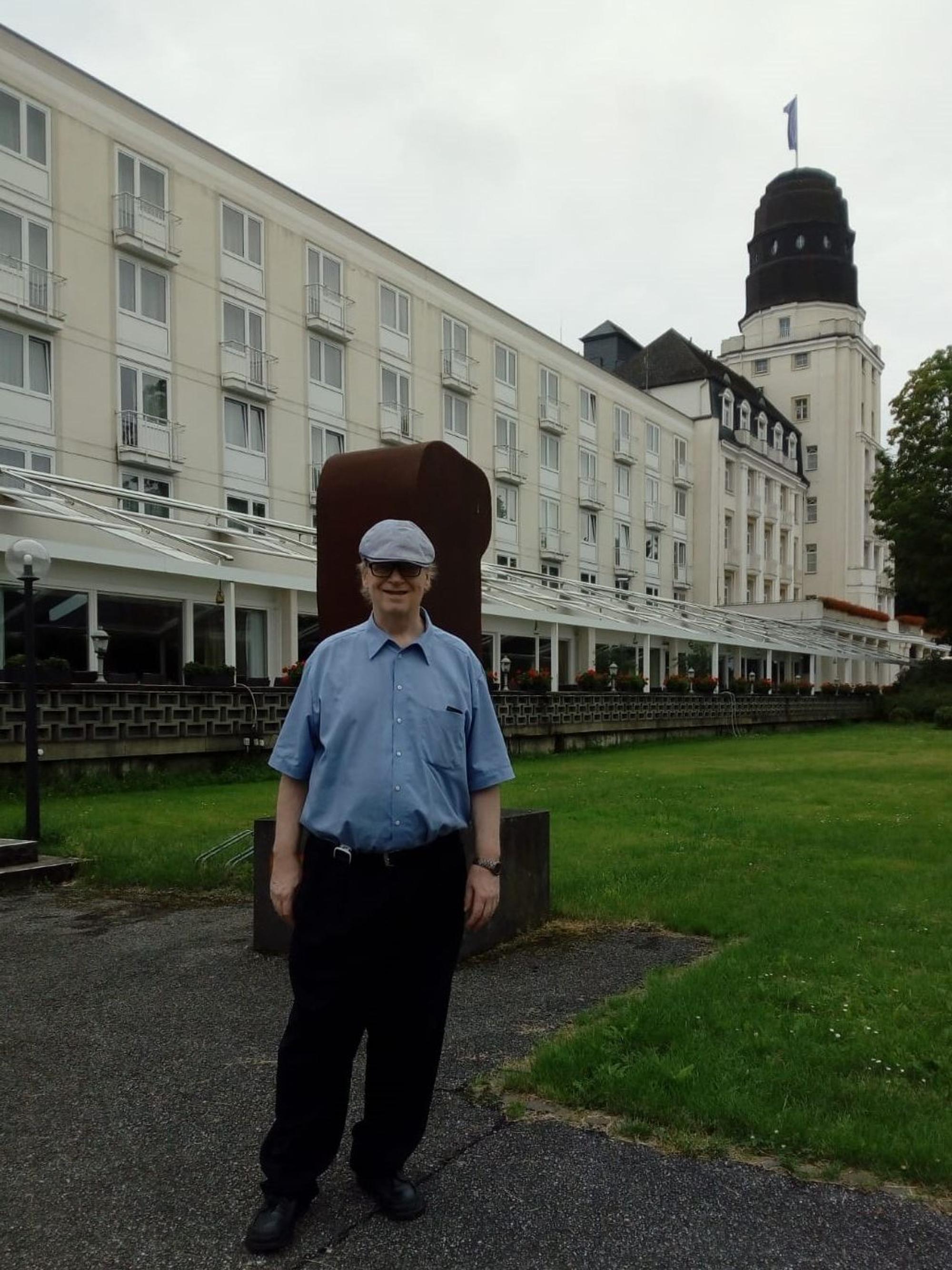Der Kölner Günter Werker steht vor dem Steigenberger Hotel in Bad Neuenahr.