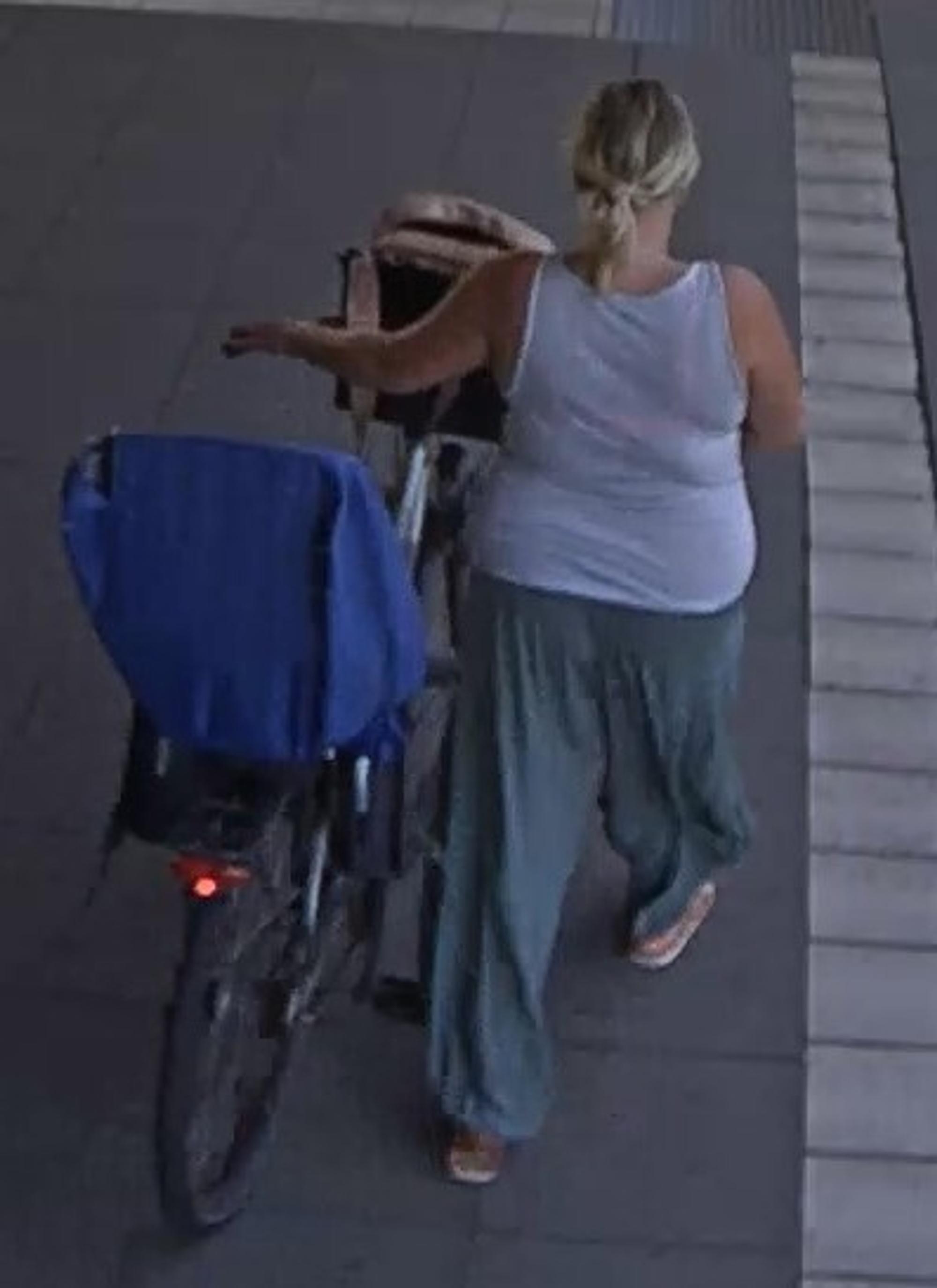 Wer kennt diese Frau? Das Foto zeigt das Opfer am Bahnhof Oranienburg kurz vor ihrem Verschwinden.