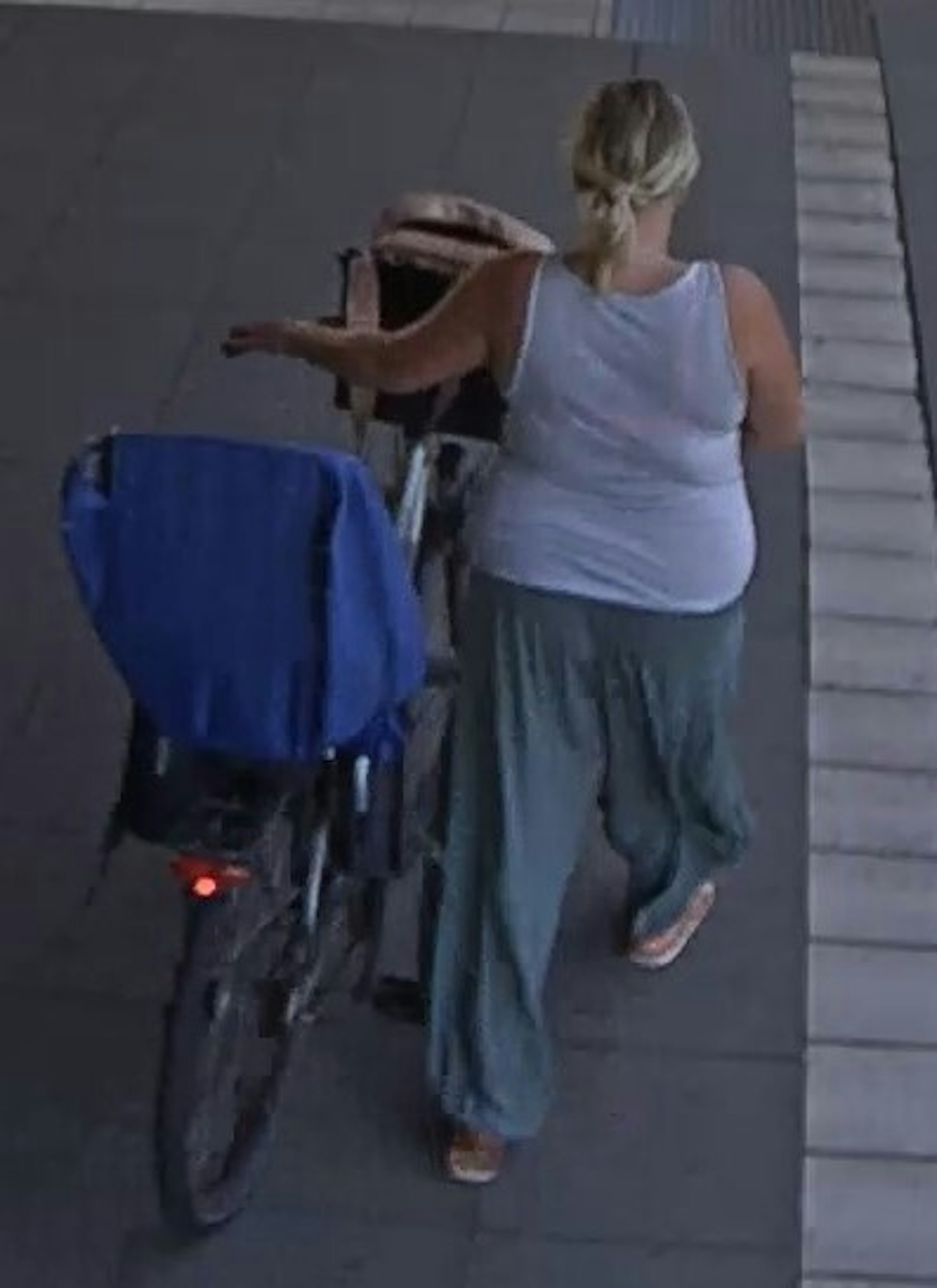 Wer kennt diese Frau? Das Foto zeigt das Opfer am Bahnhof Oranienburg kurz vor ihrem Verschwinden.
