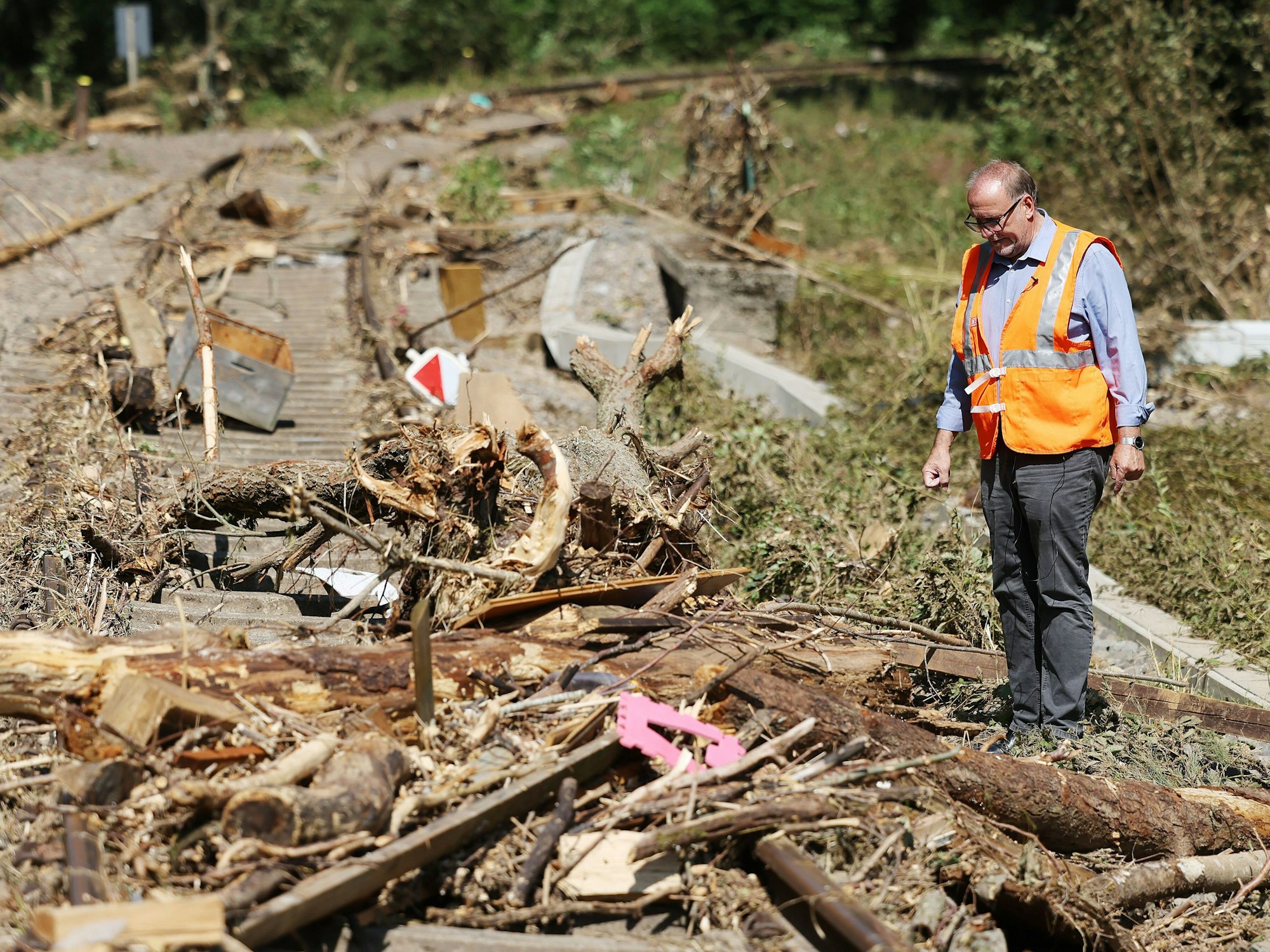 Kall: Hans Gabler, Leiter der des DB-Netzes in Köln, geht am 21. Juli an unterspülten Bahngleisen entlang.