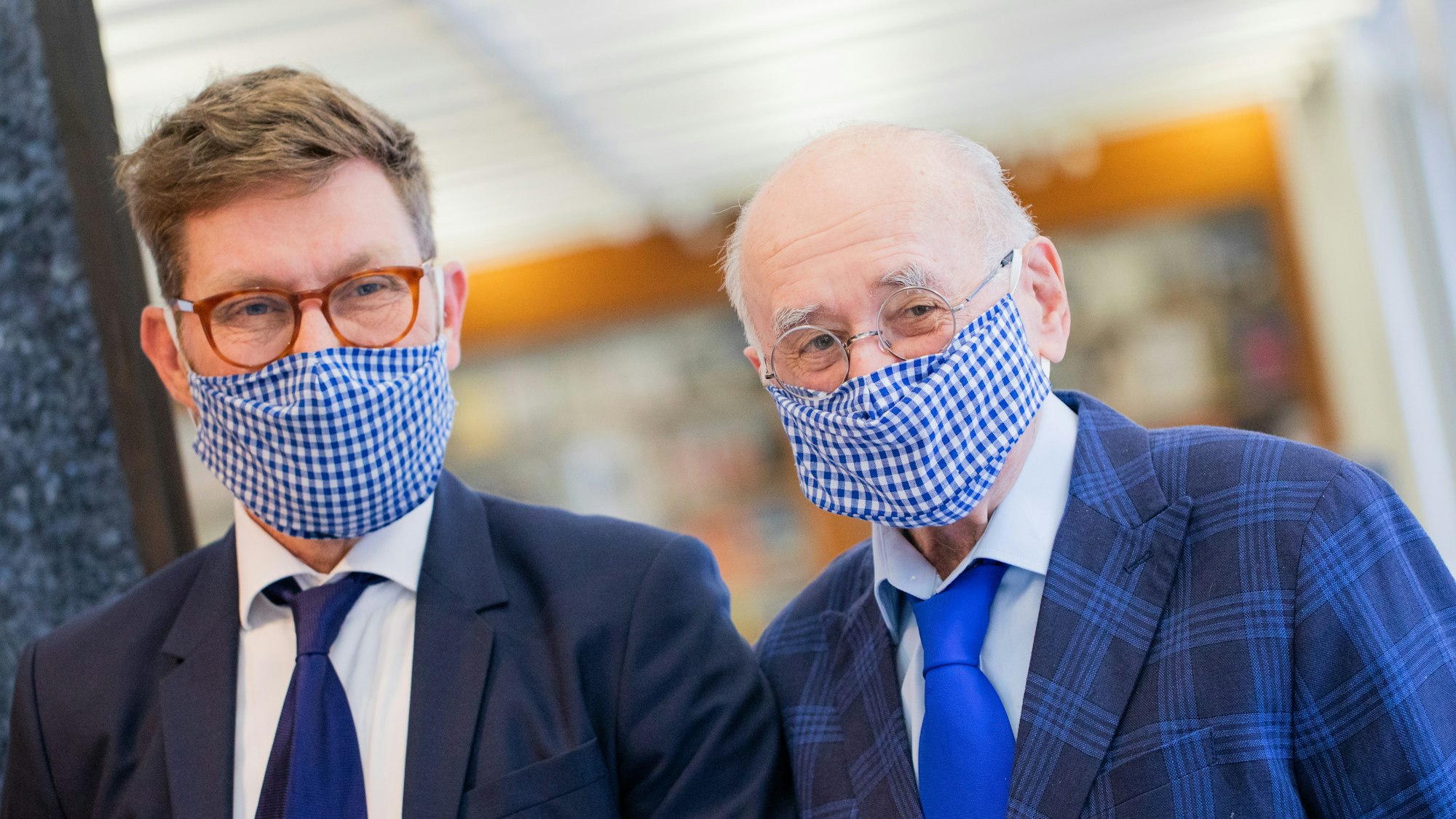 Alfred Biolek (r), Moderator, und sein Adoptivsohn Scott Biolek-Ritchie kommen zu einem Pressetermin in das Museum für Angewandte Kunst. Biolek ist am 22.7.2021 gestorben.