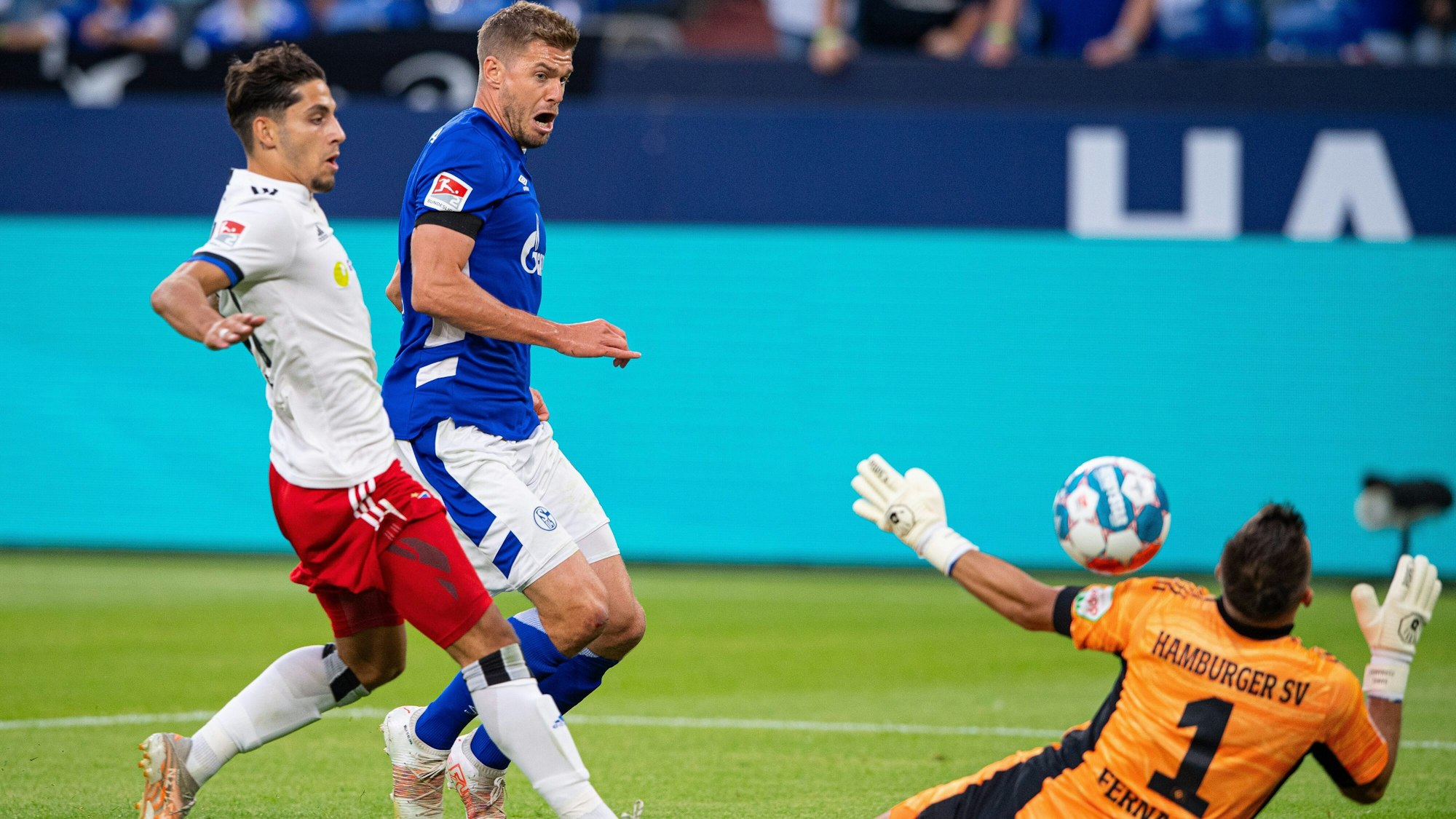 Simon Terodde schießt an HSV-Torhüter Benedikt Heuer Fernandes vorbei zum 1:0 für Schalke 04 ein.
