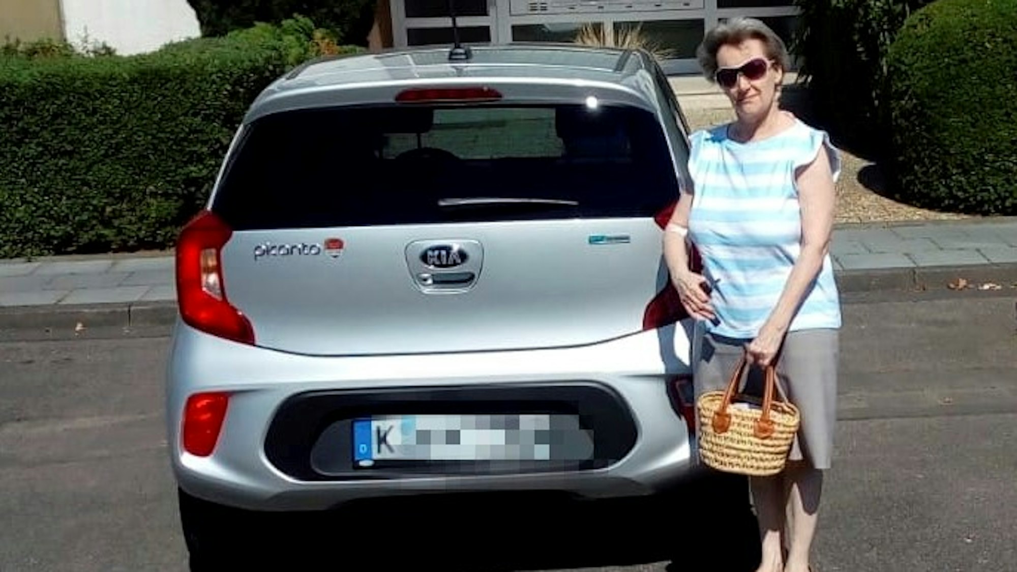 Ursula Werker steht vor ihrem Auto, das vom Hochwasser in Bad Neuenahr weggespült wurde.