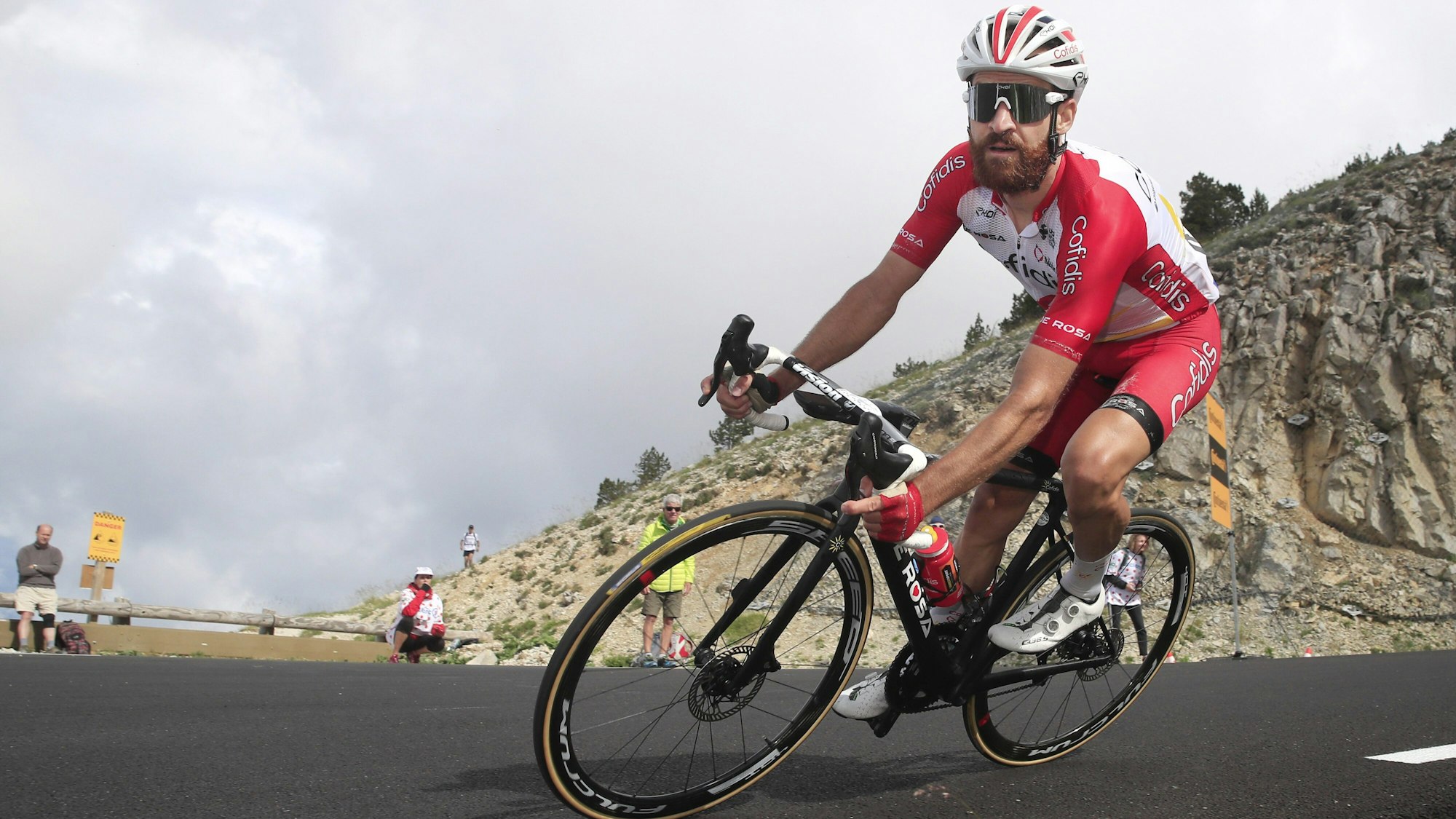 Simon Geschke fährt den Mont Ventoux hinunter.