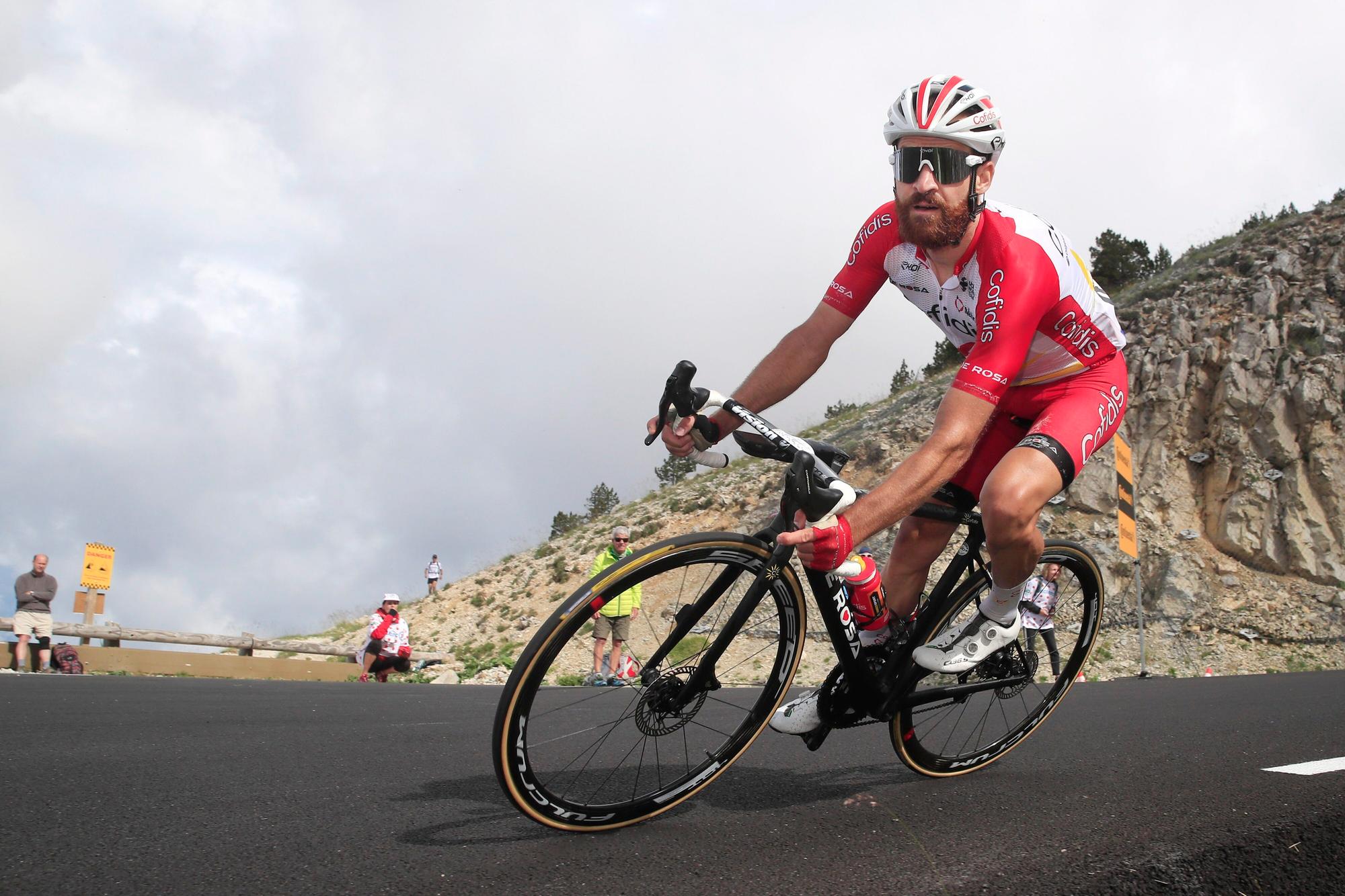 Simon Geschke fährt bei der Tour de France den Mont Ventoux herunter.