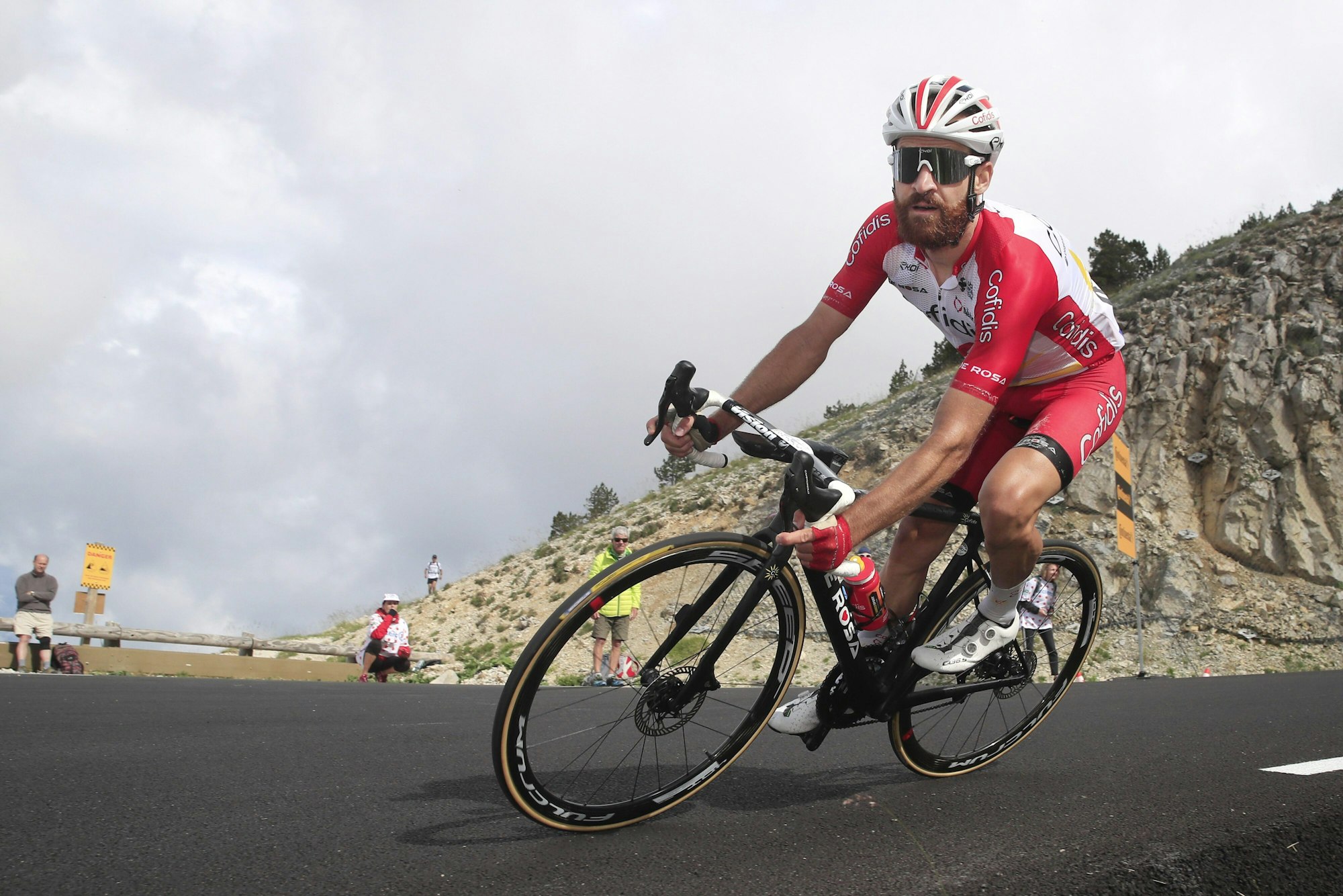 Simon Geschke fährt bei der Tour de France den Mont Ventoux herunter.