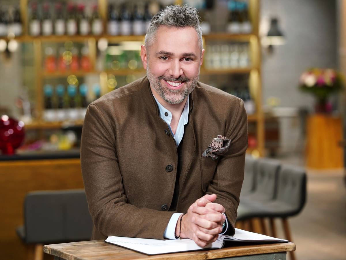 Roland Trettl im "First Dates"-Restaurant in Köln-Ehrenfeld. Der TV-Koch fungiert in der Vox-Show als Gastgeber. Nur im Zusammenhang mit der Show und Verweis auf TVNow verwenden