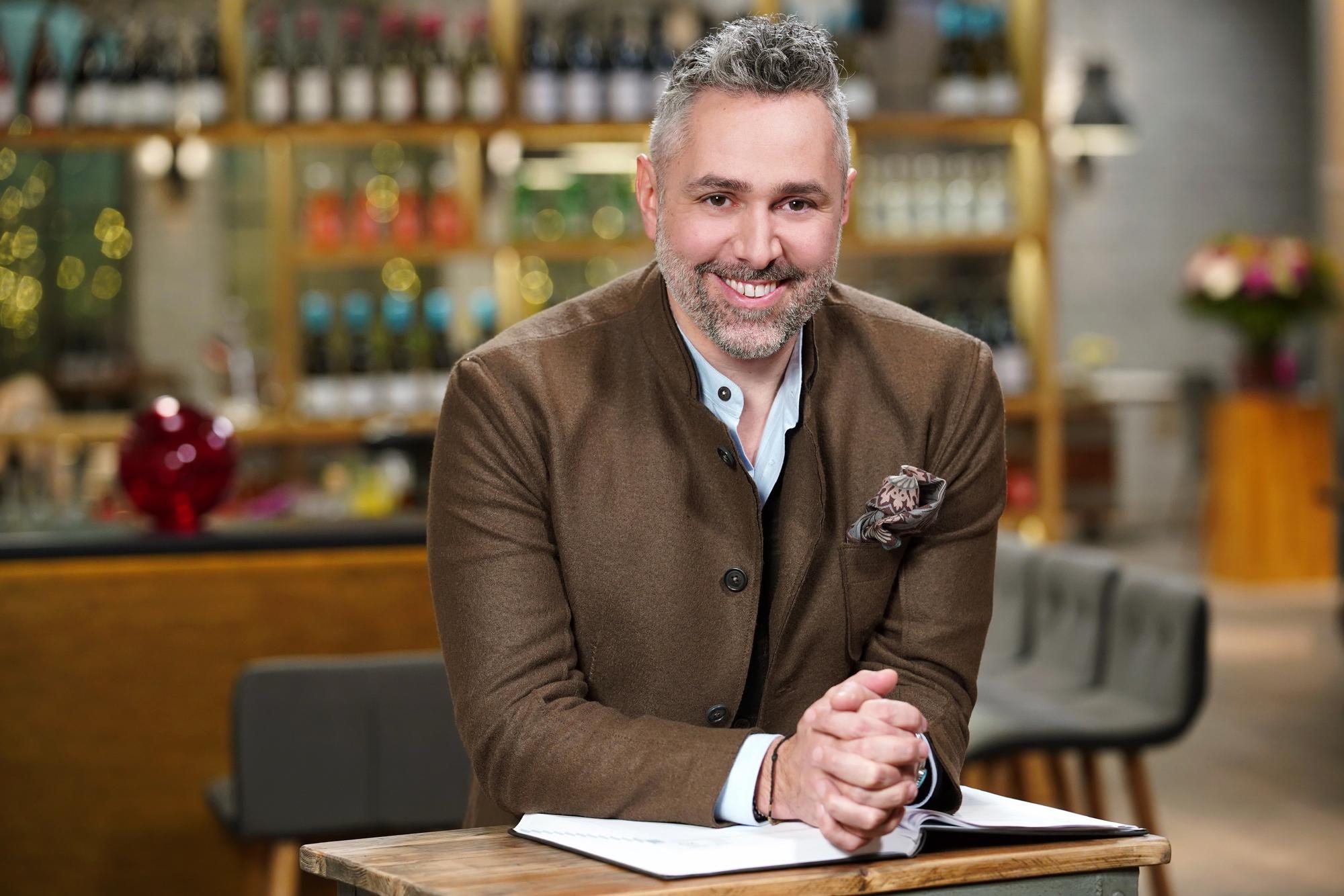 Roland Trettl im "First Dates"-Restaurant in Köln-Ehrenfeld. Der TV-Koch fungiert in der Vox-Show als Gastgeber. Nur im Zusammenhang mit der Show und Verweis auf TVNow verwenden