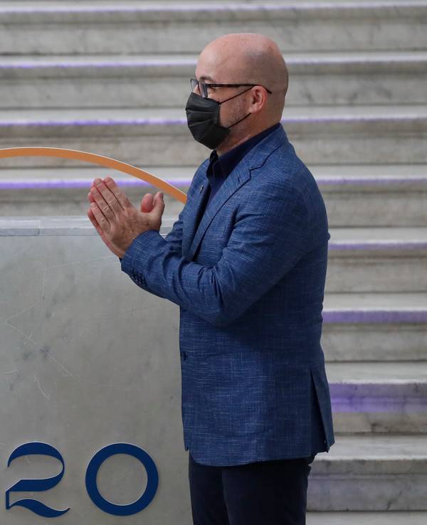 Roberto Cingolani (r), Umweltminister von Italien, begrüßt Jochen Flasbarth, Staatssekretär im Bundesumweltministerium, vor dem G20-Treffen.
