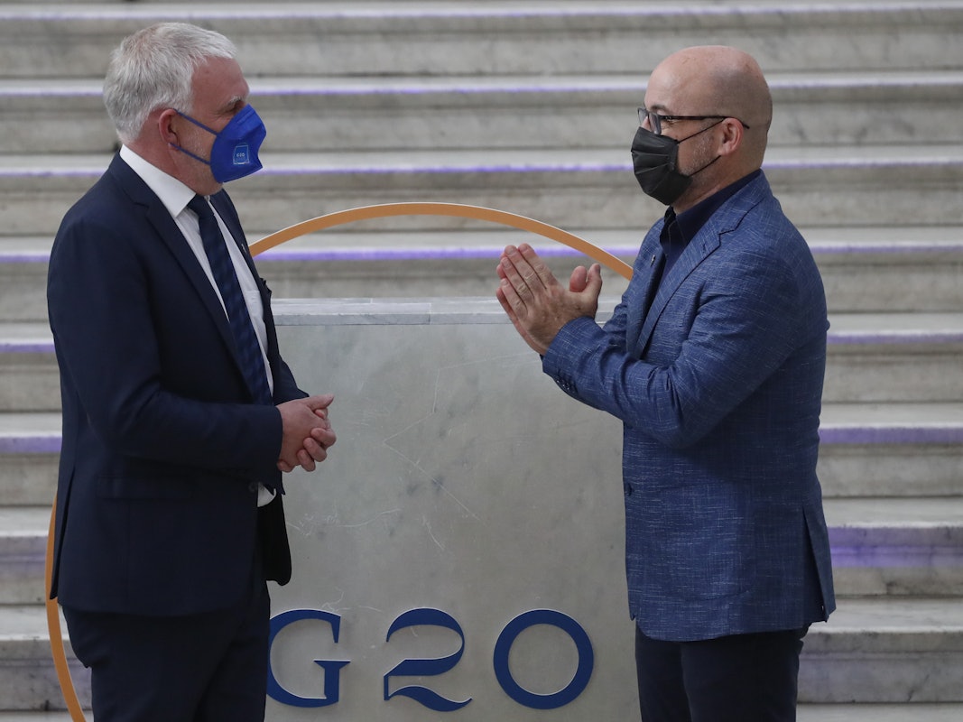 Roberto Cingolani (r), Umweltminister von Italien, begrüßt Jochen Flasbarth, Staatssekretär im Bundesumweltministerium, vor dem G20-Treffen.