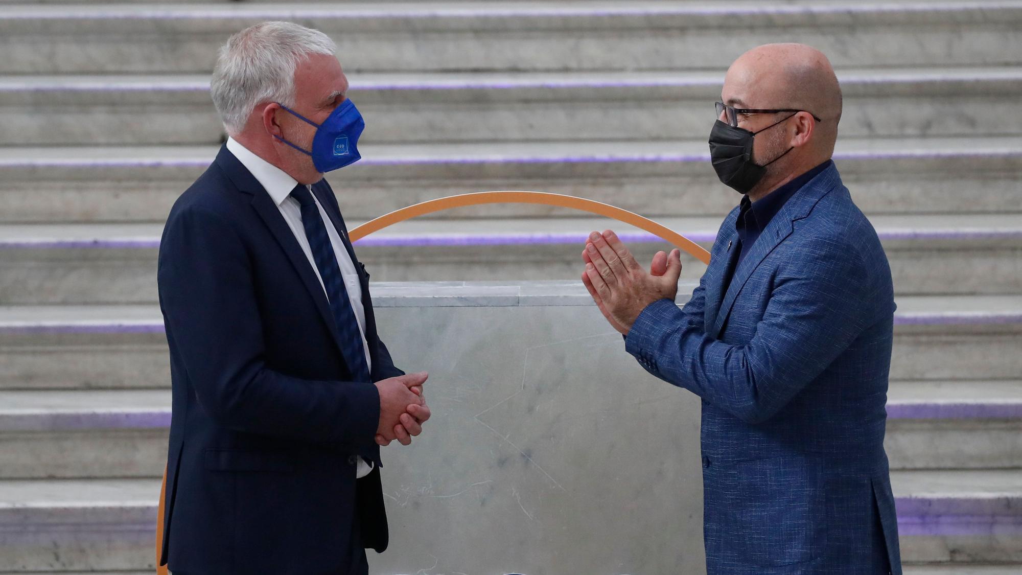 Roberto Cingolani (r), Umweltminister von Italien, begrüßt Jochen Flasbarth, Staatssekretär im Bundesumweltministerium, vor dem G20-Treffen.