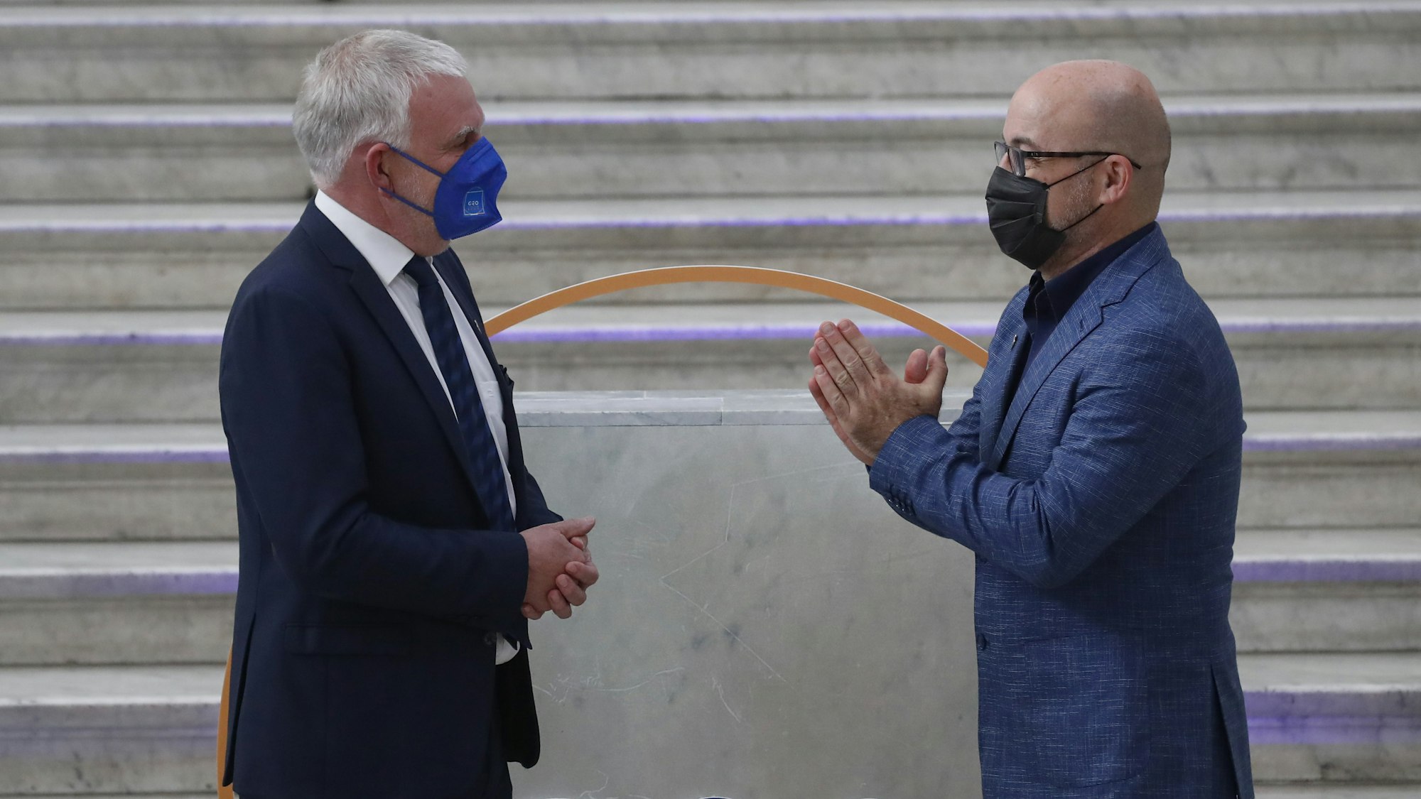 Roberto Cingolani (r), Umweltminister von Italien, begrüßt Jochen Flasbarth, Staatssekretär im Bundesumweltministerium, vor dem G20-Treffen.