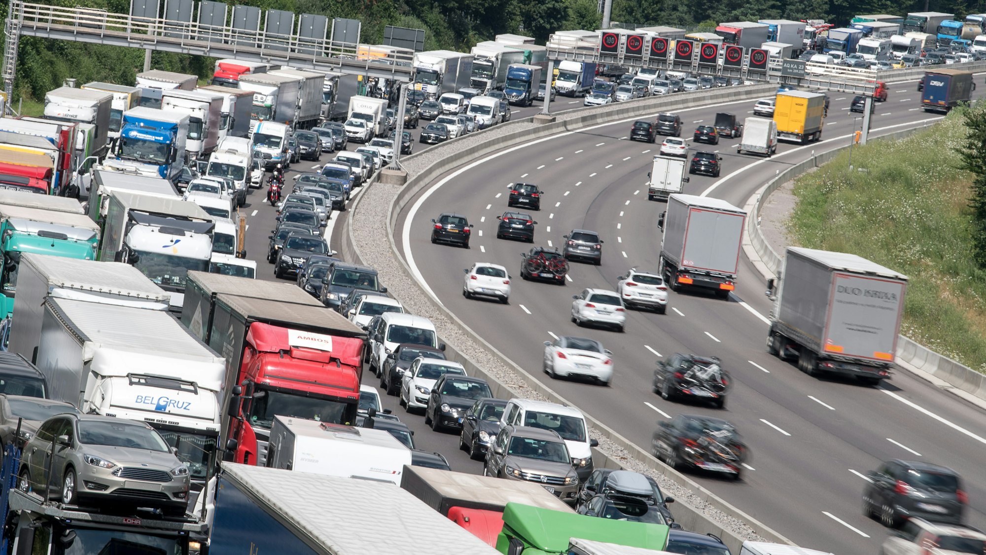 Das Symbolfoto zeigt einen Stau auf der A8, aufgenommen im Juli 2018.
