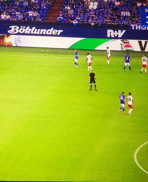 TV-Aufnahme eines Einwurfs beim Zweitliga-Spiel zwischen Schalke 04 und dem HSV.